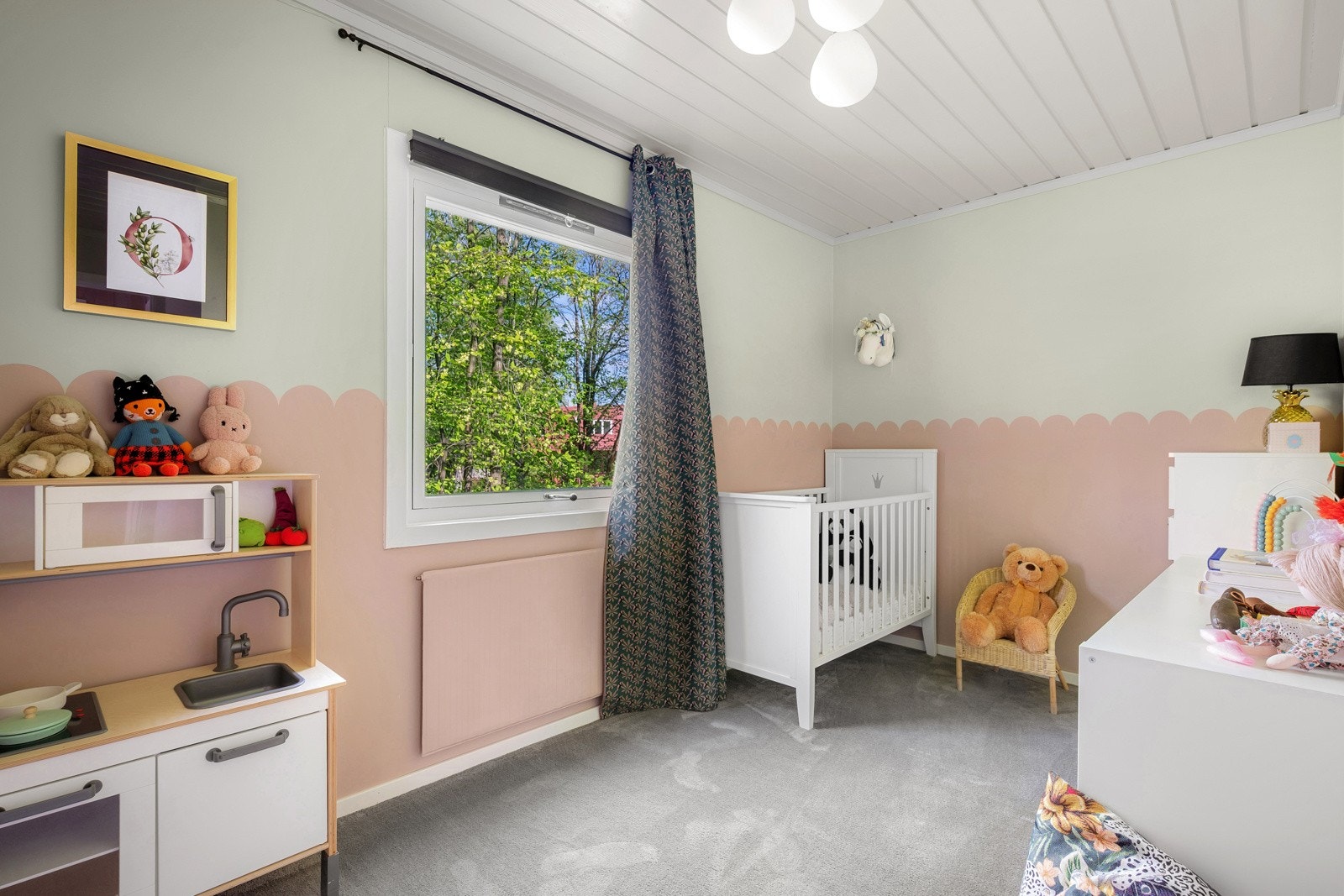 De resterende tre soverommene er lyse og innbydende, med teppe på gulv og delikate fargevalg Galleribilde