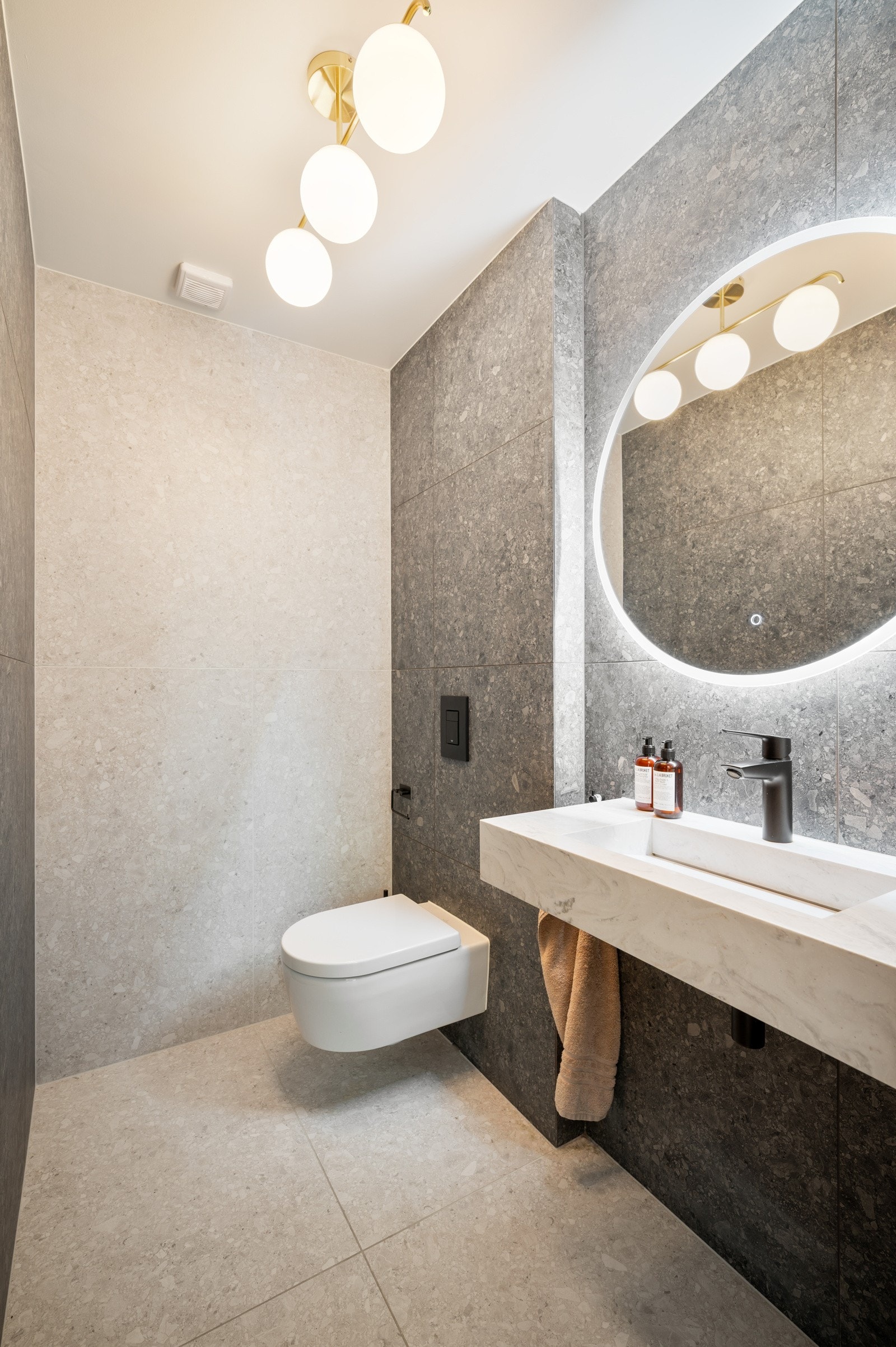 I tilknytning til entréen ligger et praktisk toalettrom Galleribilde