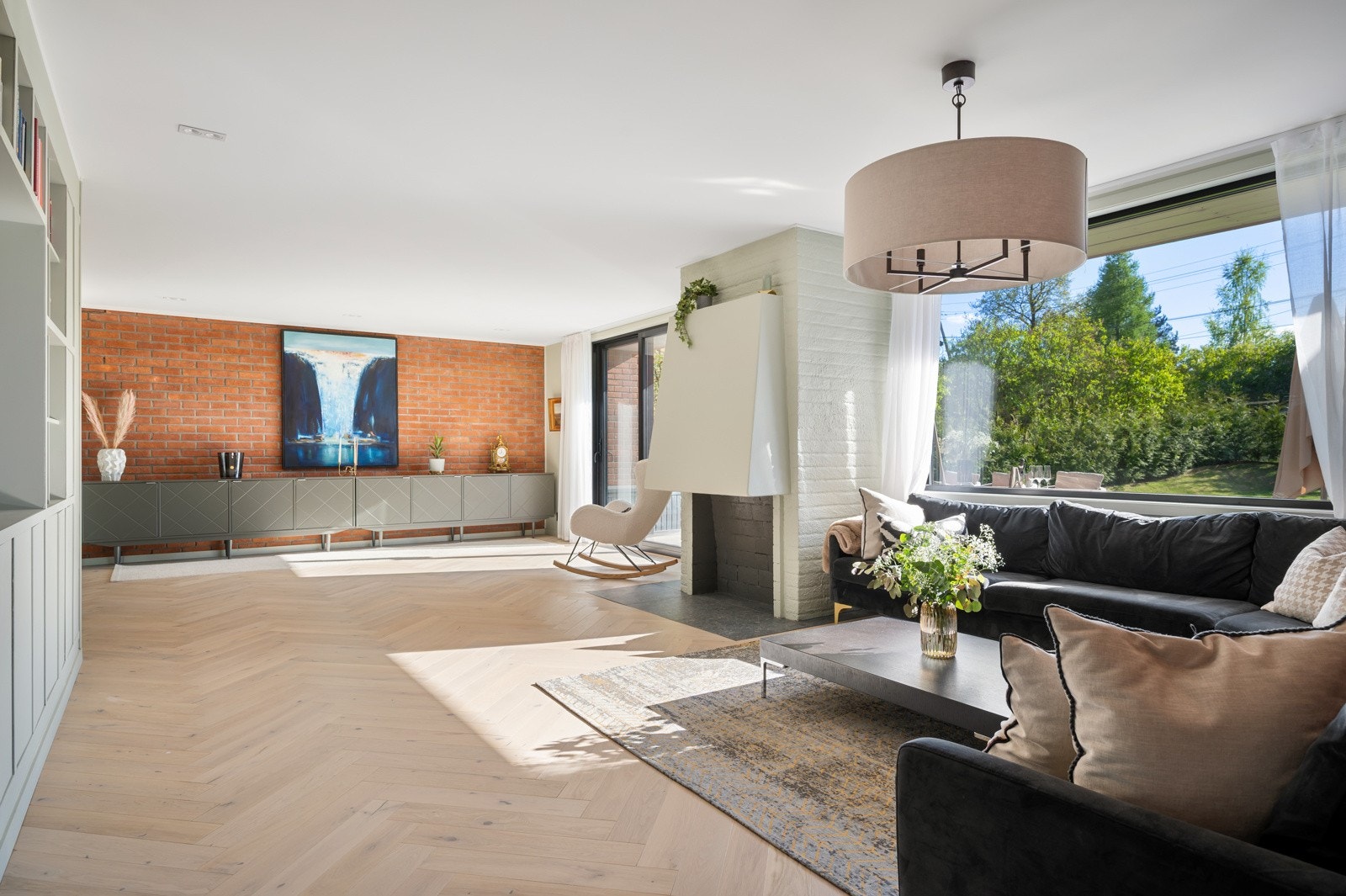 Stuens overflater ble i stor grad oppgradert i 2022/23. Hellimt fiskebensparkett på gulvet Galleribilde