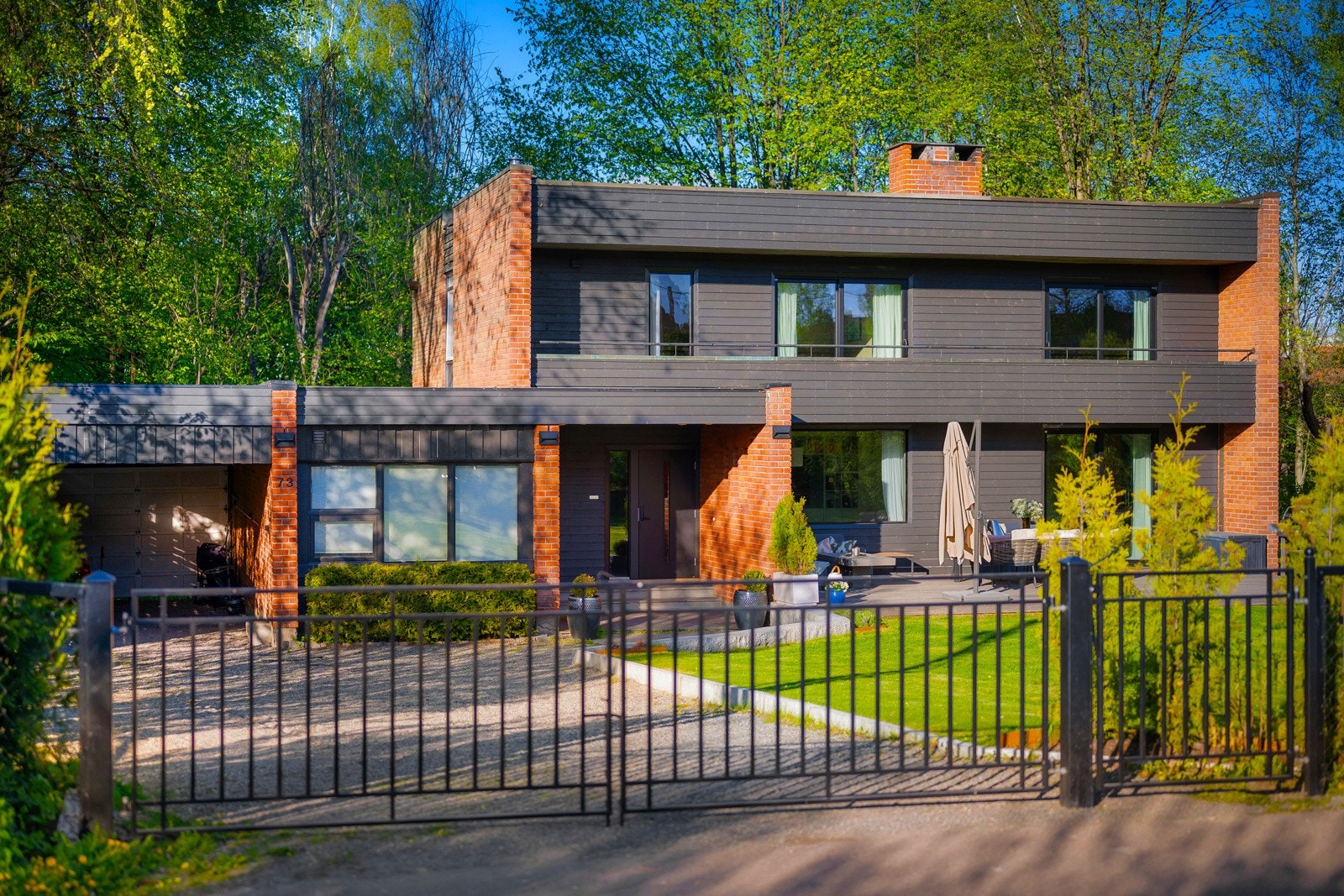 Det er flere naturlige soner for både utemøblering, lekeutstyr eller dyrking, og den store flaten gjør hagen lett å tilpasse ulike behov Galleribilde