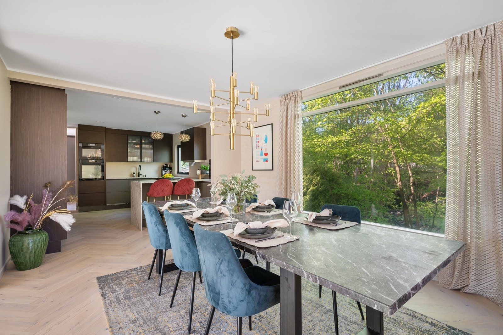 Store vindusflater som slipper inn rikelig med dagslys og gir en flott og grønt utsyn Galleribilde