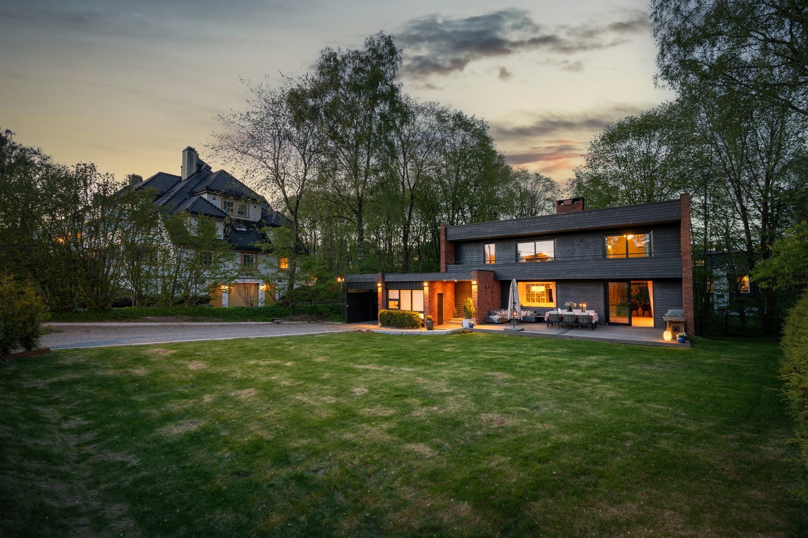 Eiendommen på ca. 2,7 mål ligger skjermet til i et veletablert villaområde med nærhet til både T-bane, skoler, barnehager og vakre turområder Galleribilde