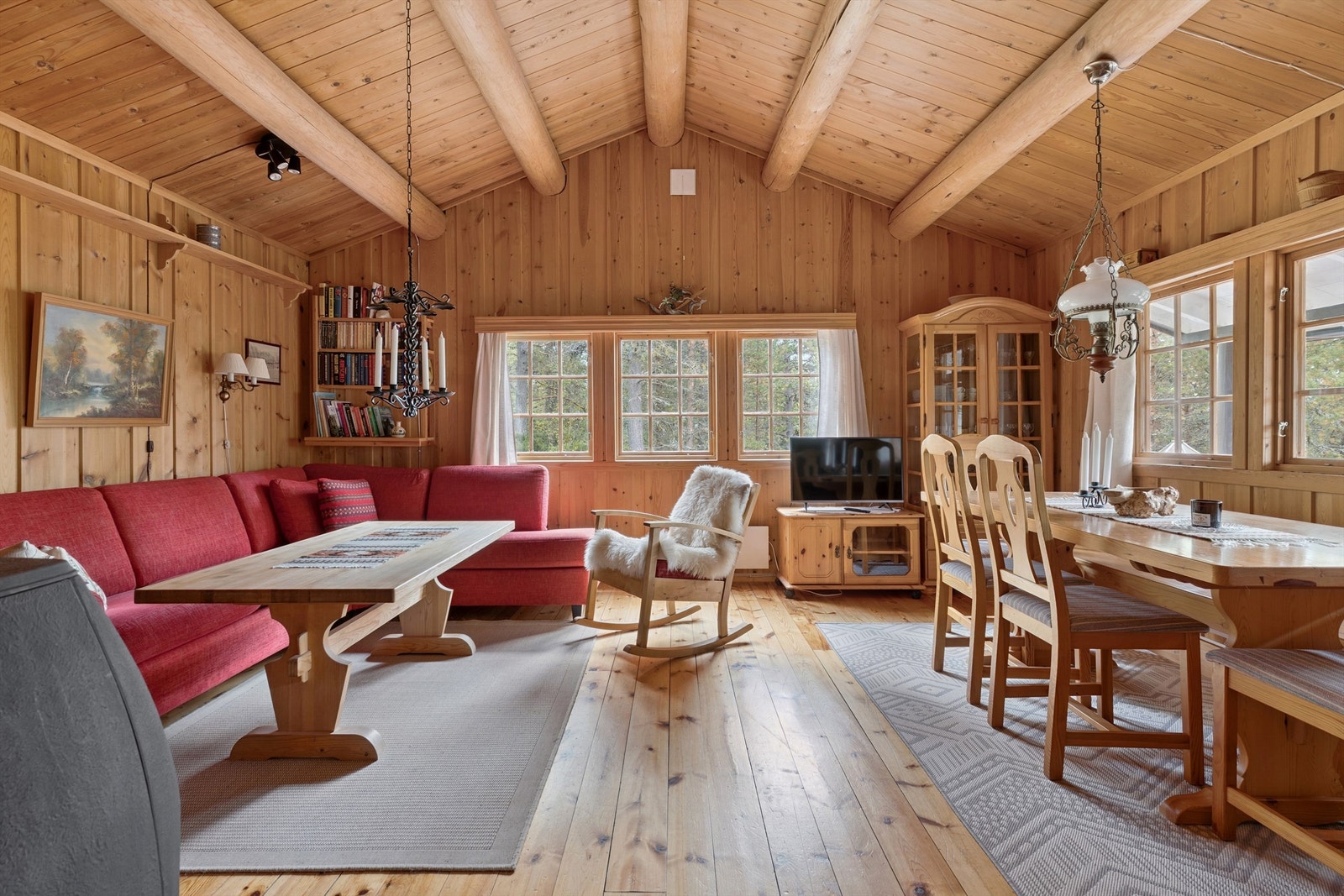 Den åpne skråhimlingen med takåser av rundtømmer gir rommet en luftig og autentisk karakter. Galleribilde