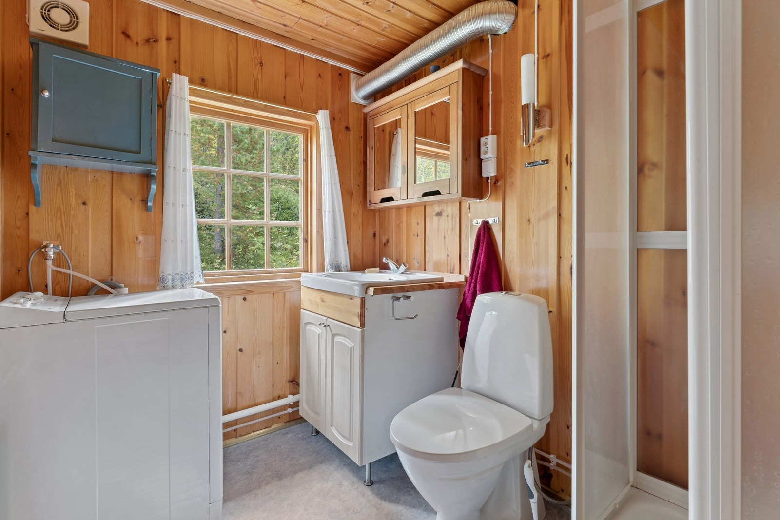 Badet ble etablert i 2008, med dusjkabinett, toalett og opplegg for vaskemaskin. Galleribilde