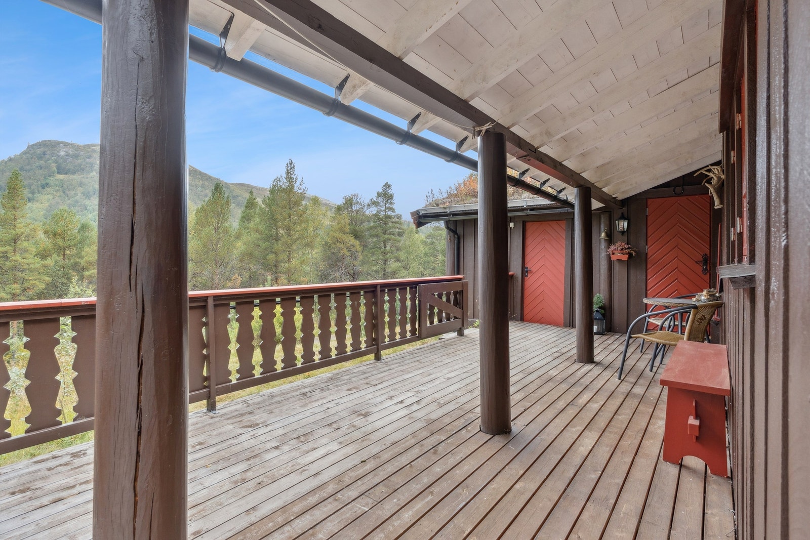 Flott utsikt fra terrassen og inngangspartiet! Galleribilde