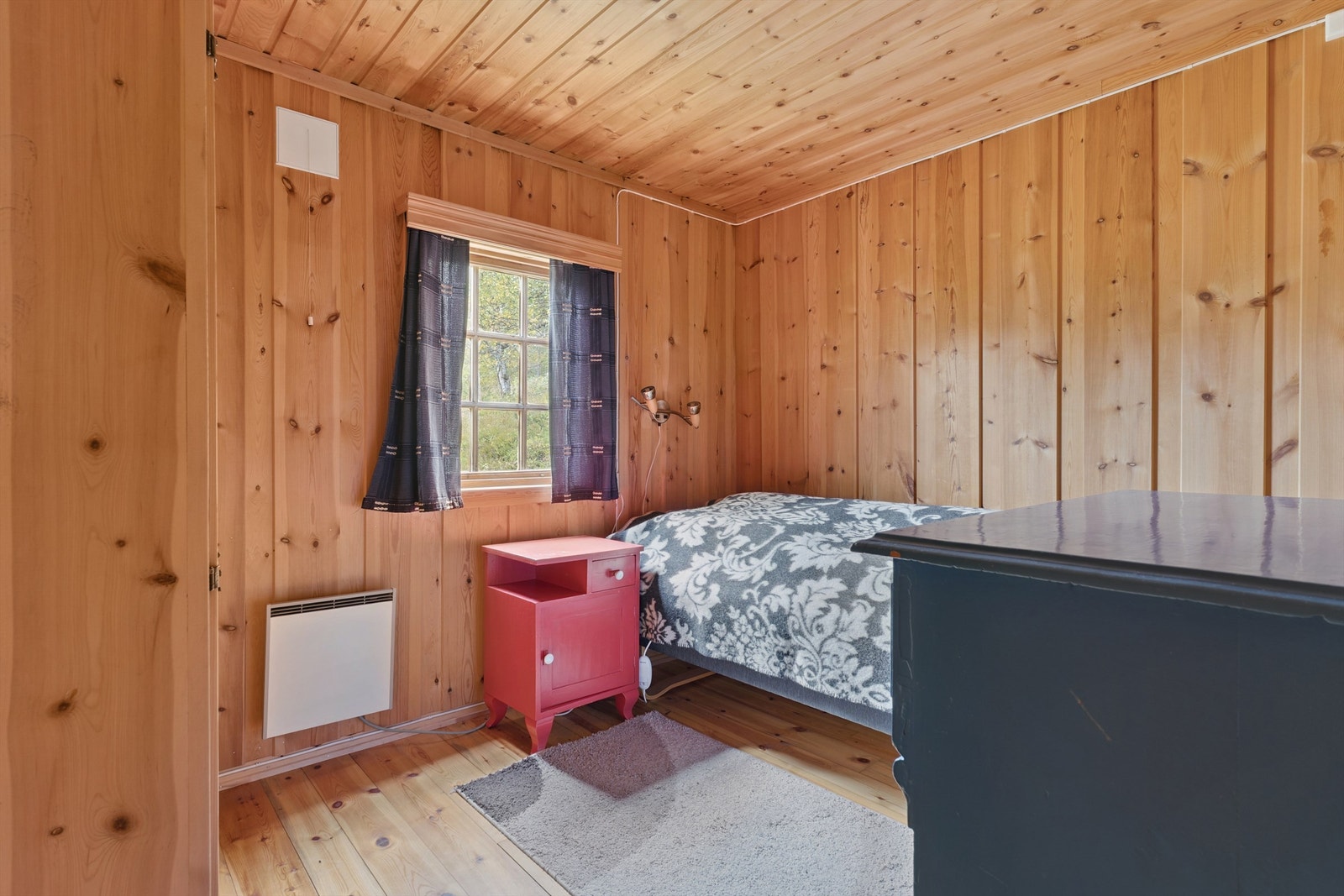 Det andre soverommet har også gjennomgående furugulv og trepanel på veggene. Galleribilde