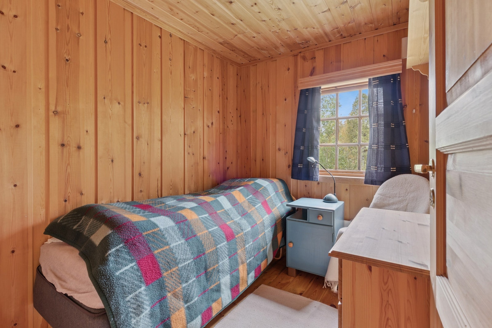 Hytta har to soverom. Dette rommet har plass til enkeltseng og oppbevaring. Galleribilde