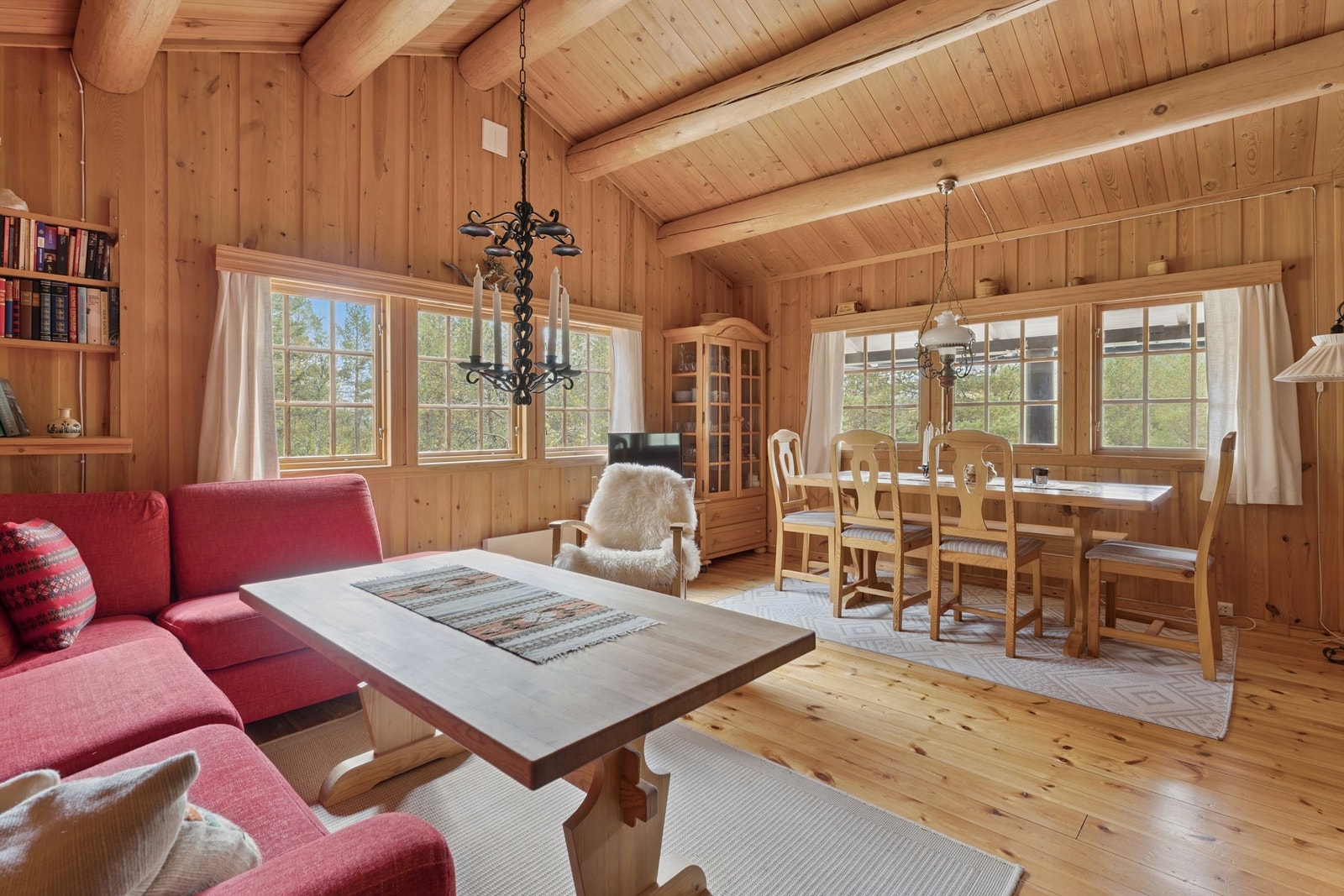 Stuen har god plass til en romslig sofagruppe. Galleribilde