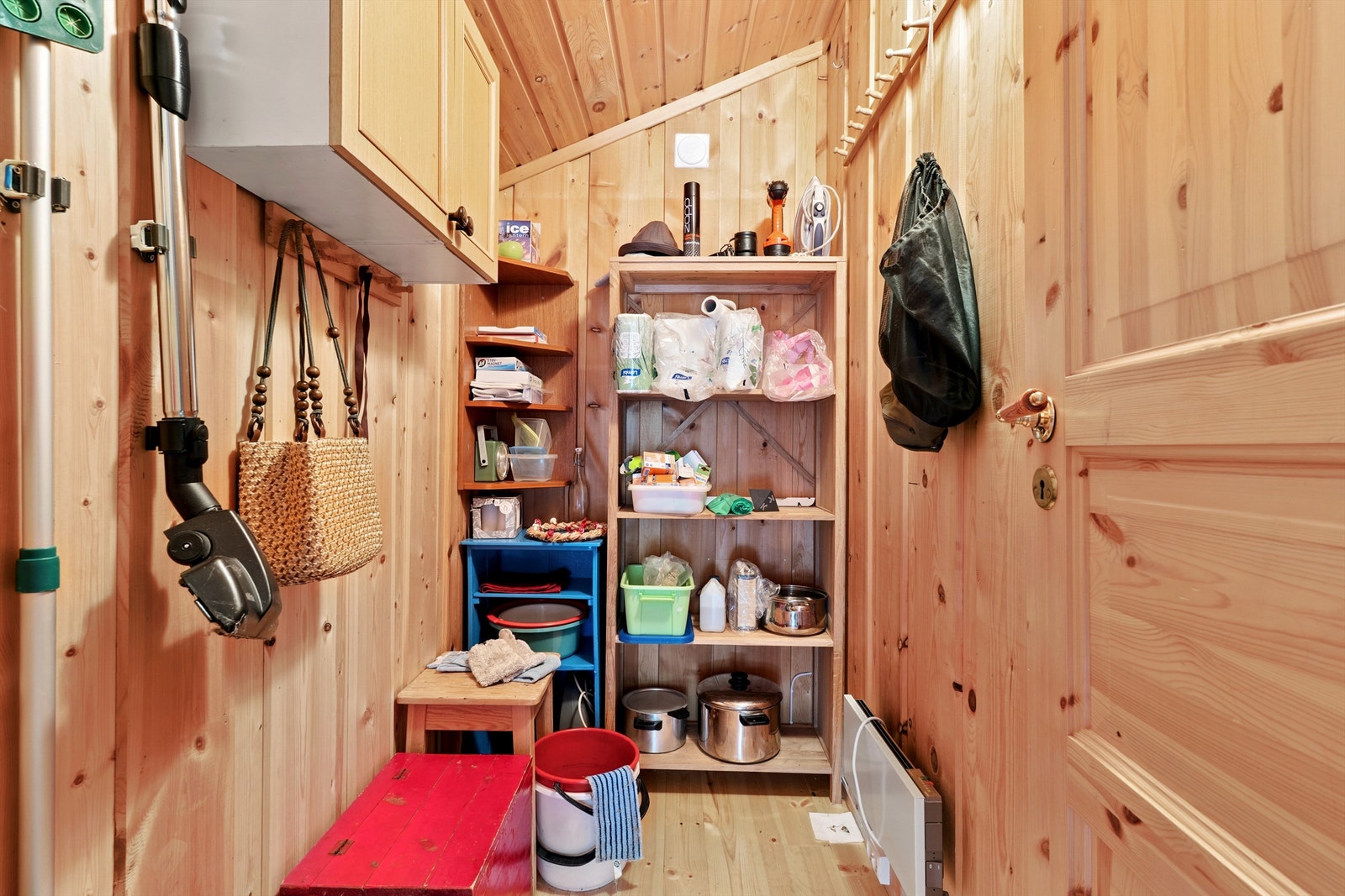 Den innvendige boden gir praktisk oppbevaringsplass for utstyr og proviant. Galleribilde