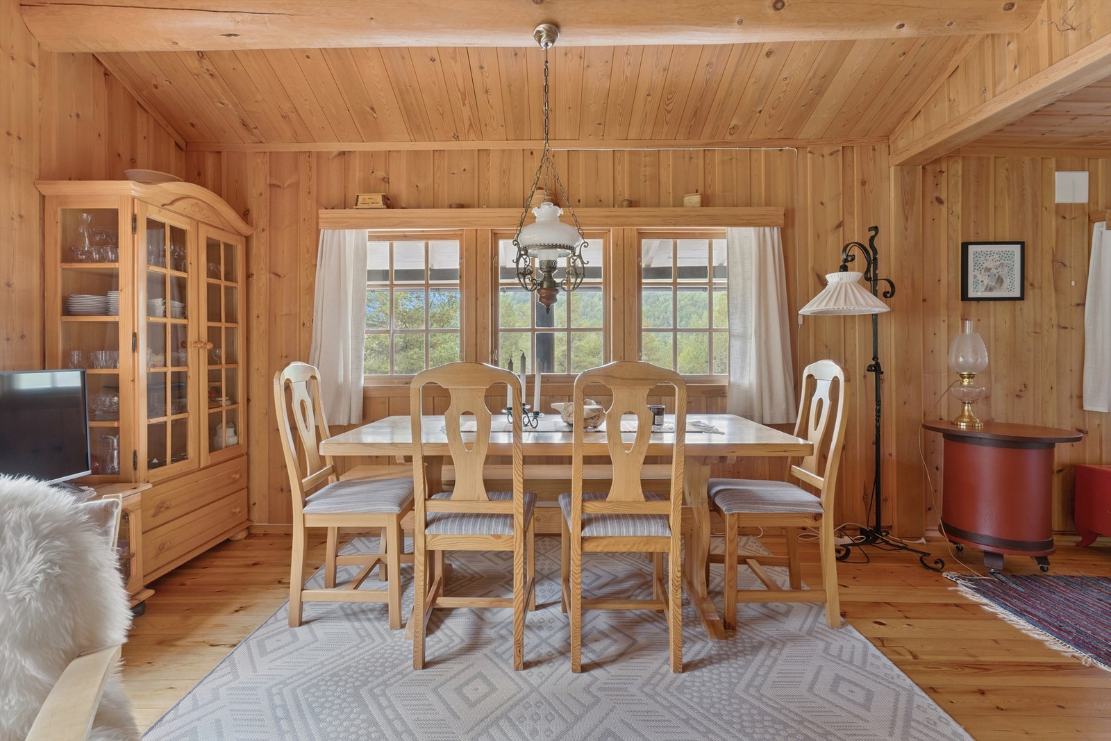 Spisestuen er et naturlig samlingspunkt for måltider og har plass til langbord. Galleribilde