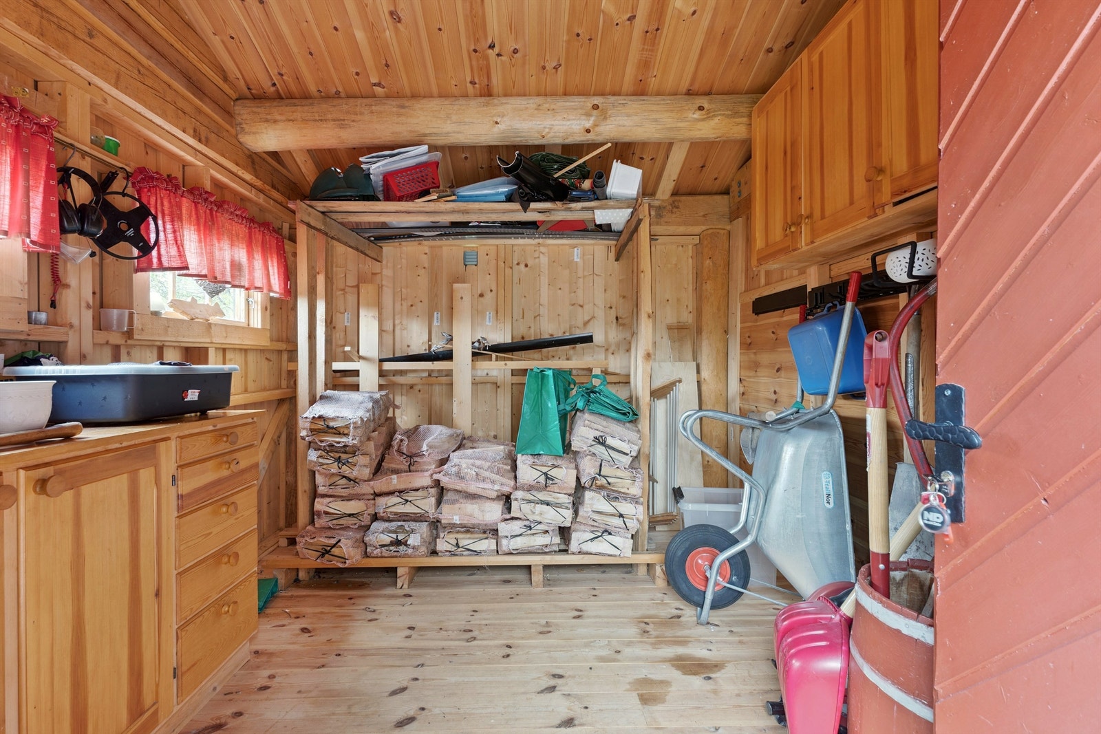 I den utvendige boden på 11 m² er det god plass til ved og hageredskaper. Galleribilde