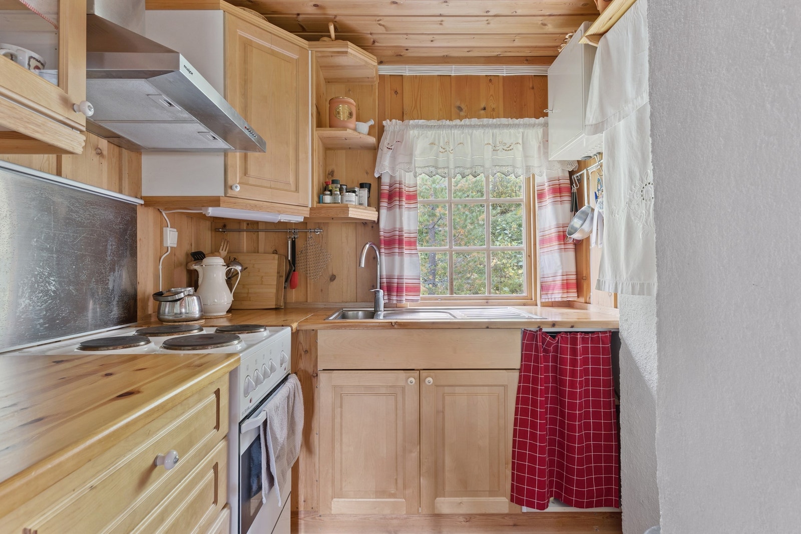 Det trivelige kjøkkenet har en godt tilpasset innredning fra 2008, med heltre benkeplate i furu og plass for hvitevarer. Galleribilde