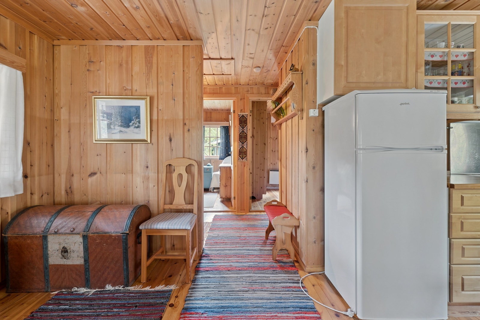 Hytta selges med møbler og inventar. Kiste på bildet medfølger ikke. Galleribilde