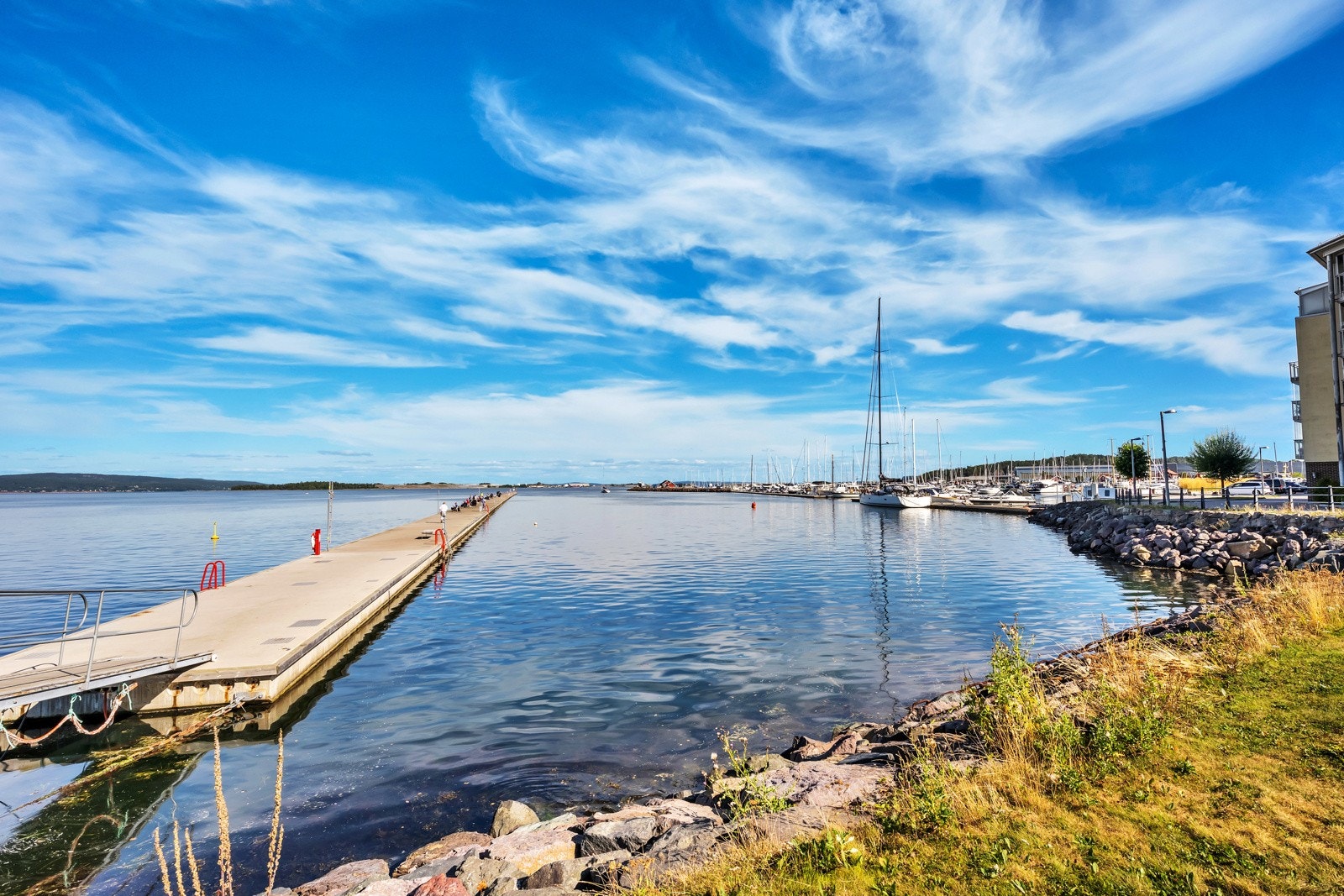 Holmestrand brygge, Bølgebryteren. Galleribilde