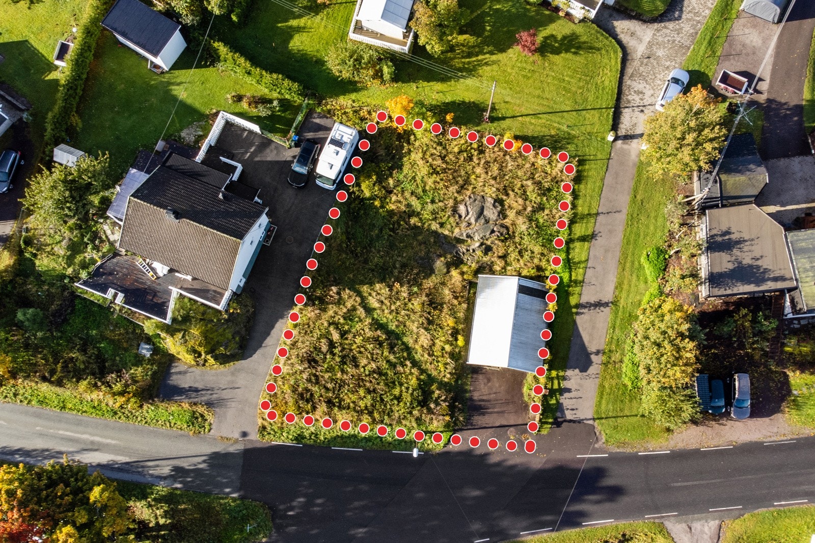 På tomten står det i dag en eldre dobbelgarasje. Galleribilde