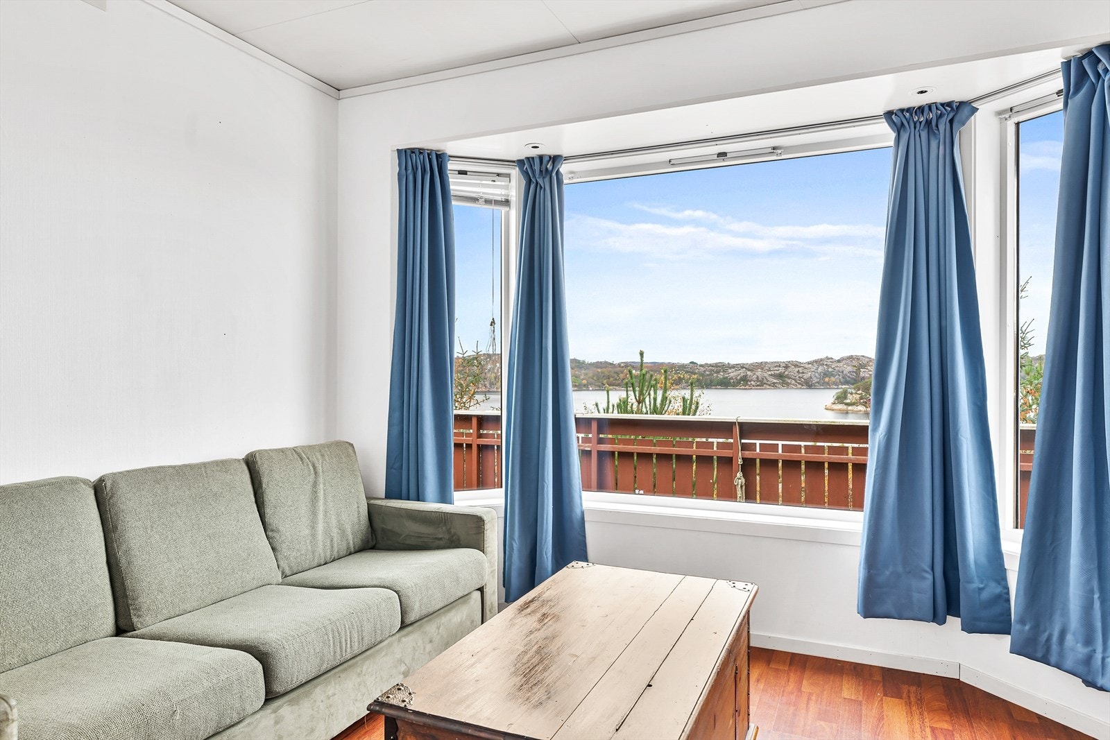 Nydelig sjøutsikt fra stue Galleribilde