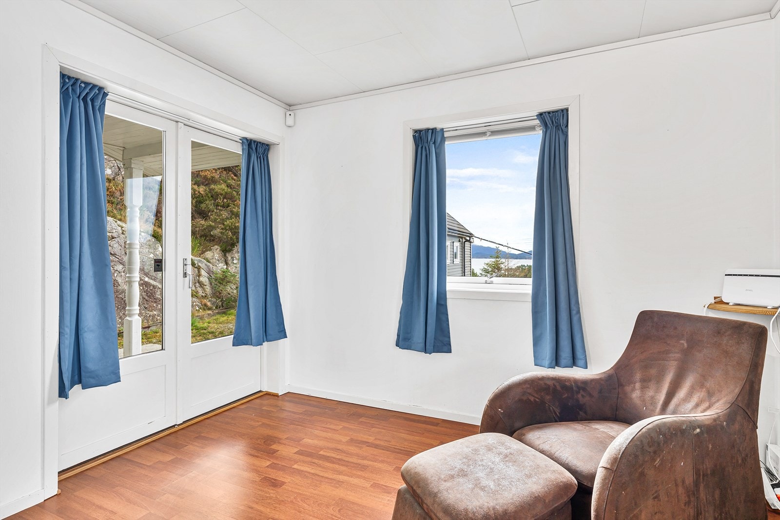 Stuetilbygg med utgang til overbygd uteplass Galleribilde