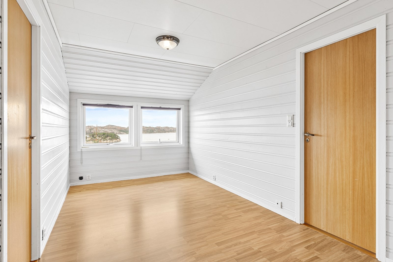 Loftstue m/fantastisk sjøutsikt Galleribilde