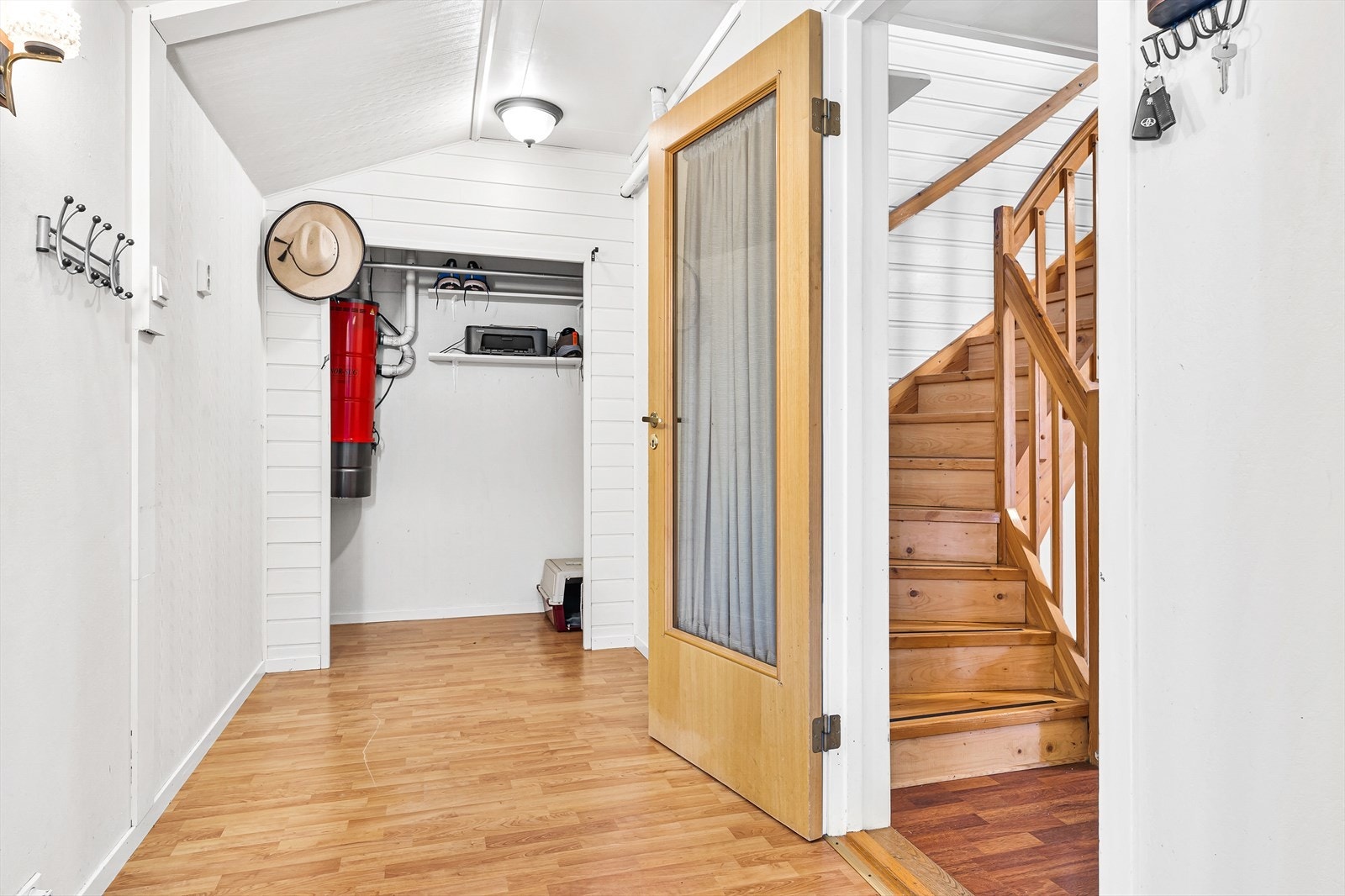 Inngangsparti m/åpen bod m/sentralstøvsuger Galleribilde