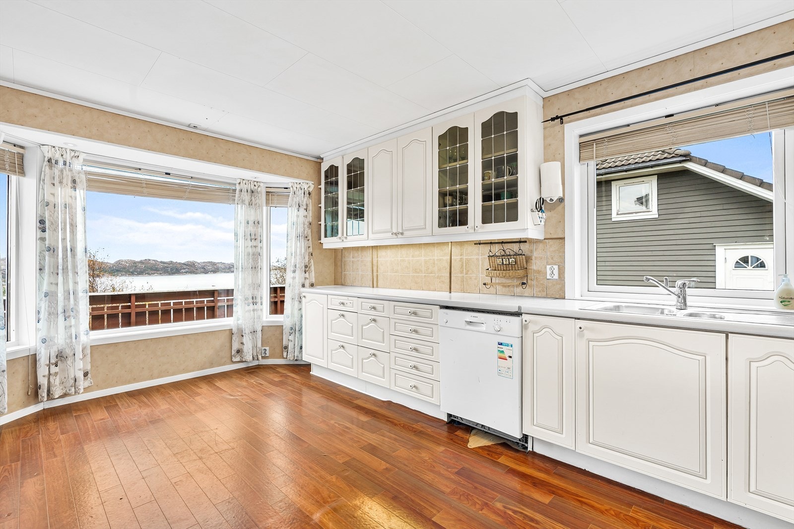 Her er det god plass til stort spisebord m/den nydeligste utsikten Galleribilde