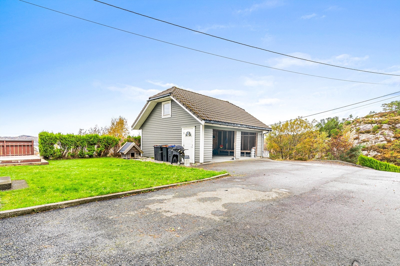 Dobbel garasje m/kjølerom og loft Galleribilde