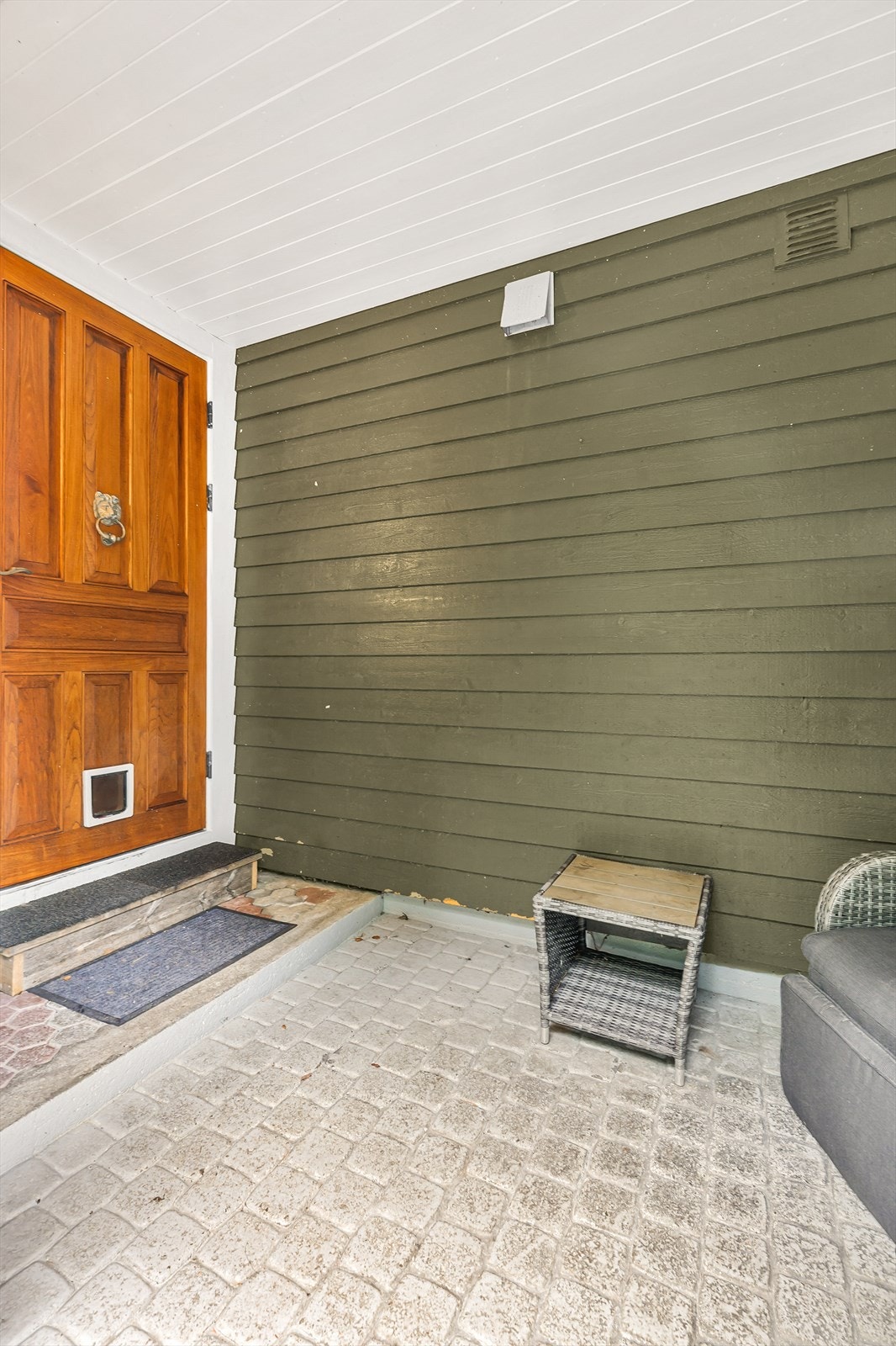 Praktisk, overbygd inngangsparti Galleribilde