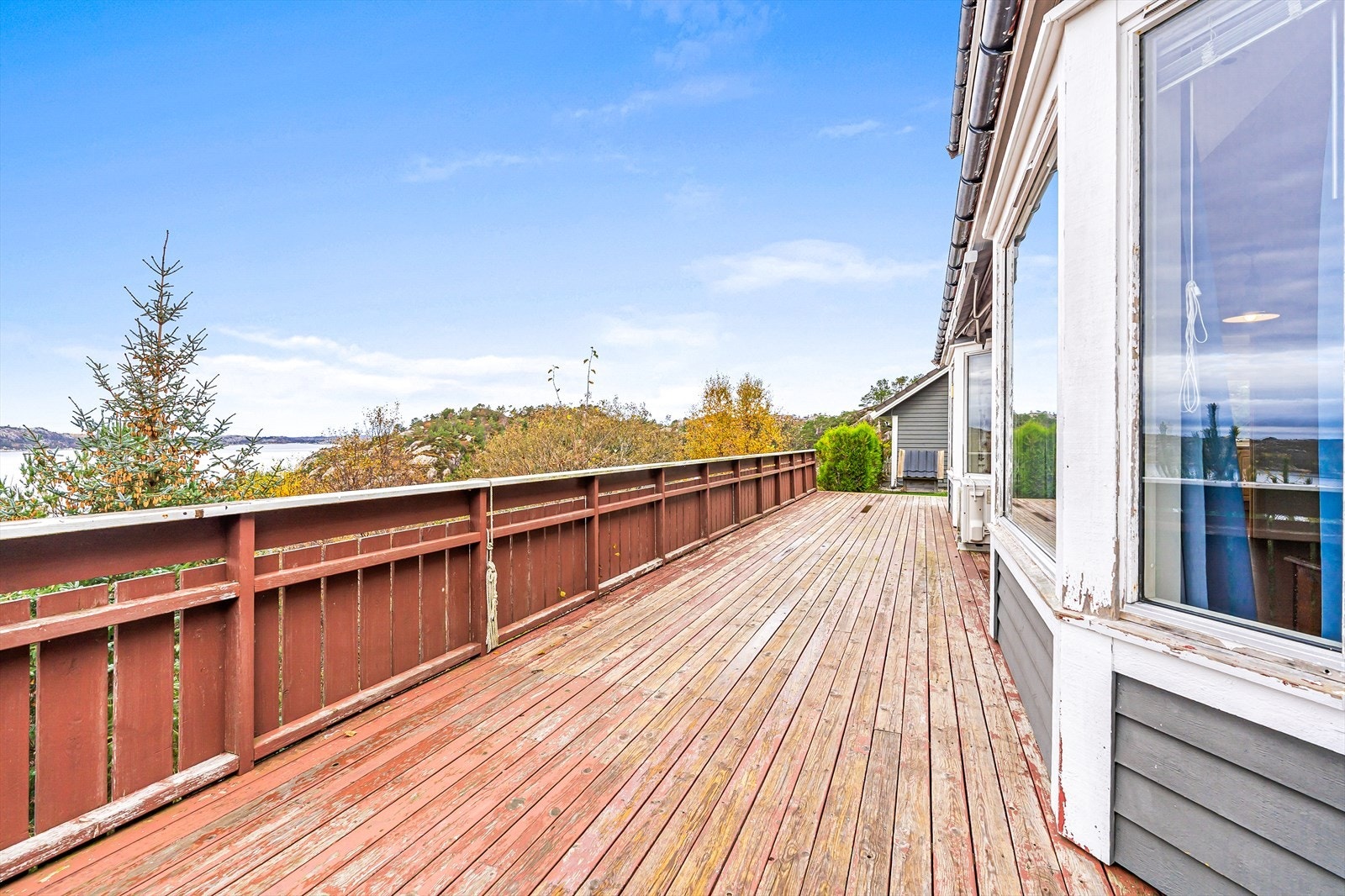 Stor terrasse i front av boligen Galleribilde