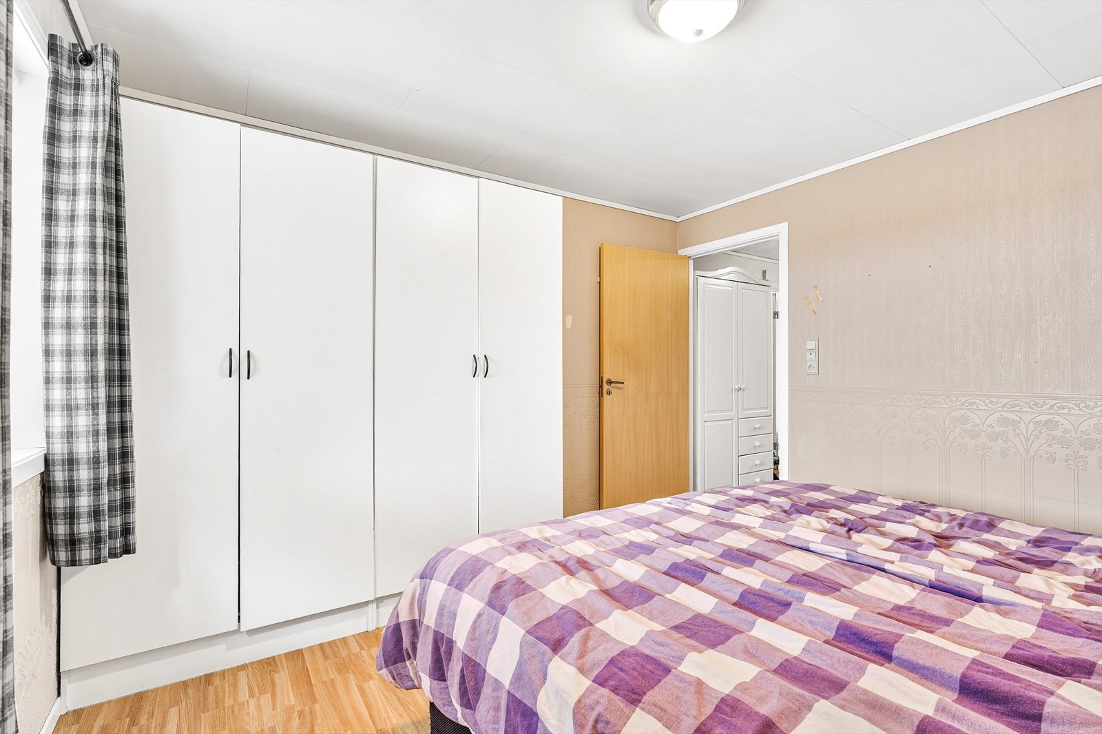 Stort garderobeskap Galleribilde