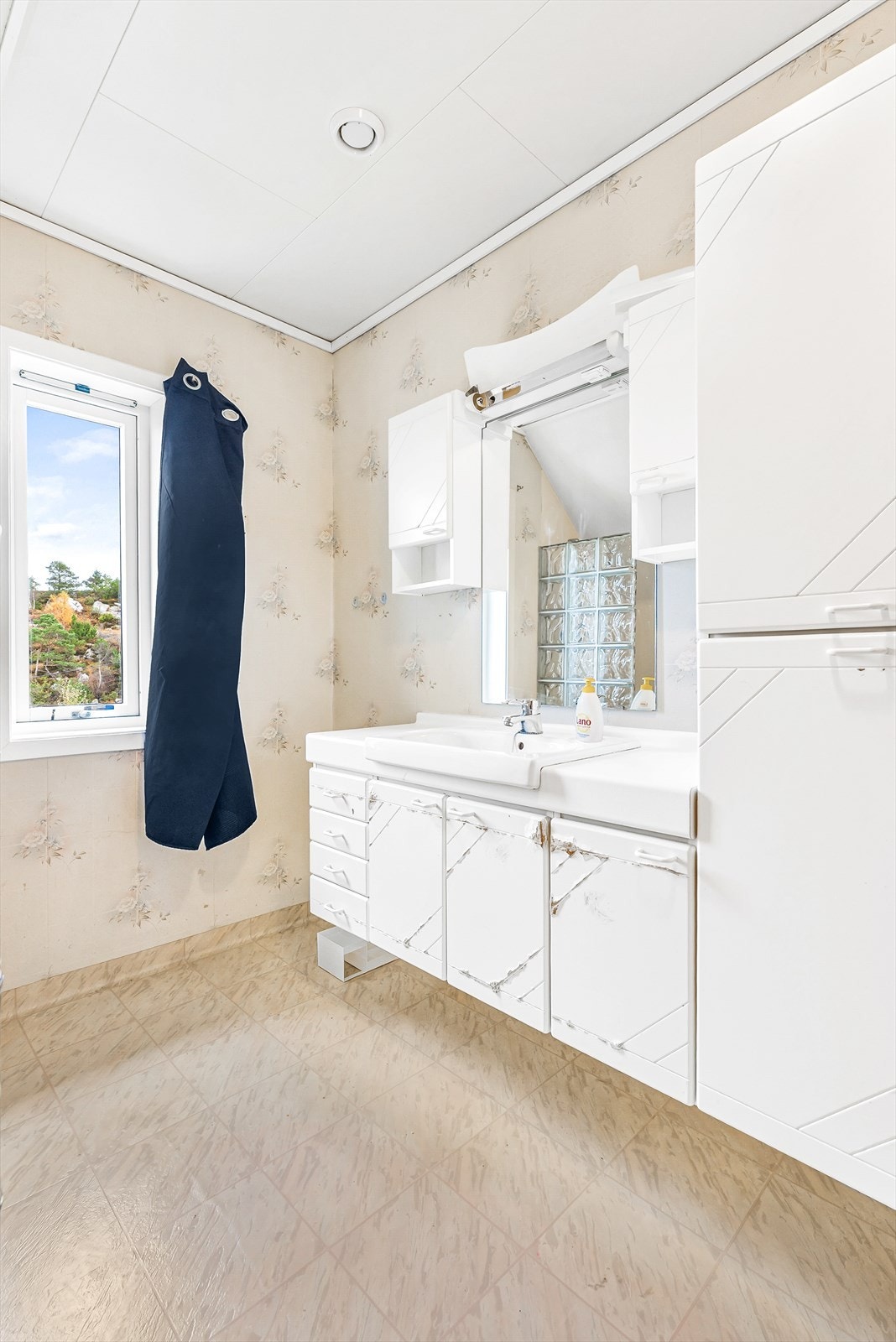 Baderomsinnredning har stor bruksslitasje Galleribilde