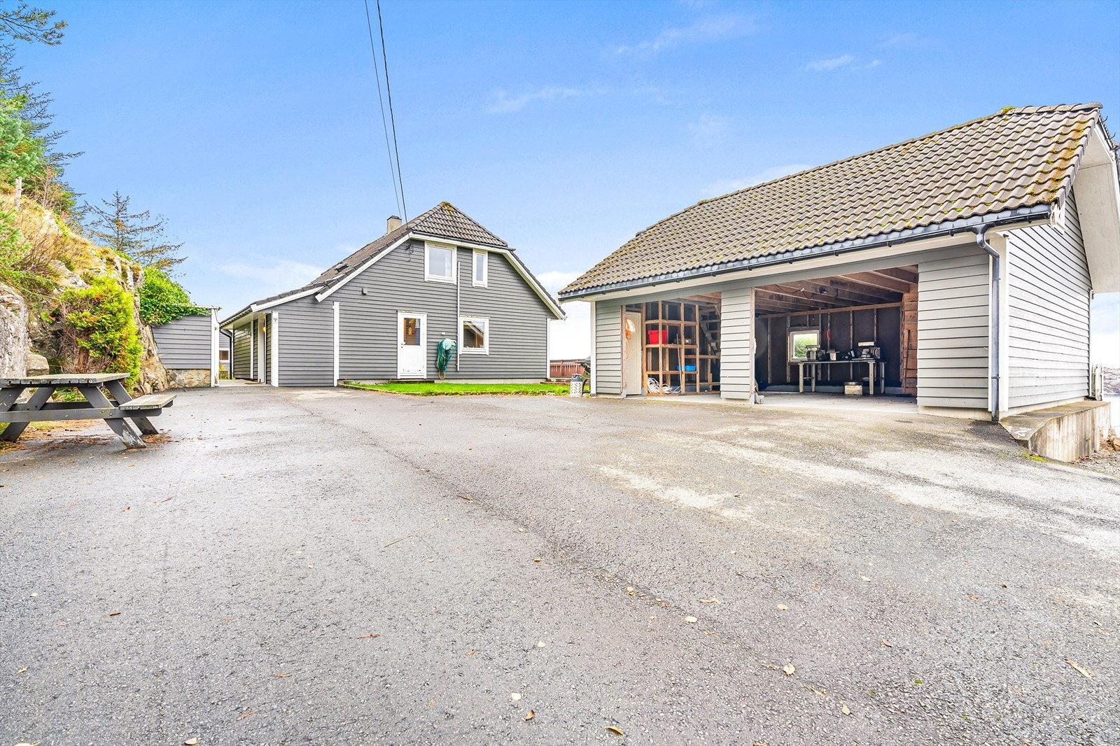 Stort, asfaltert tun med god plass til flere biler/kjøretøy Galleribilde