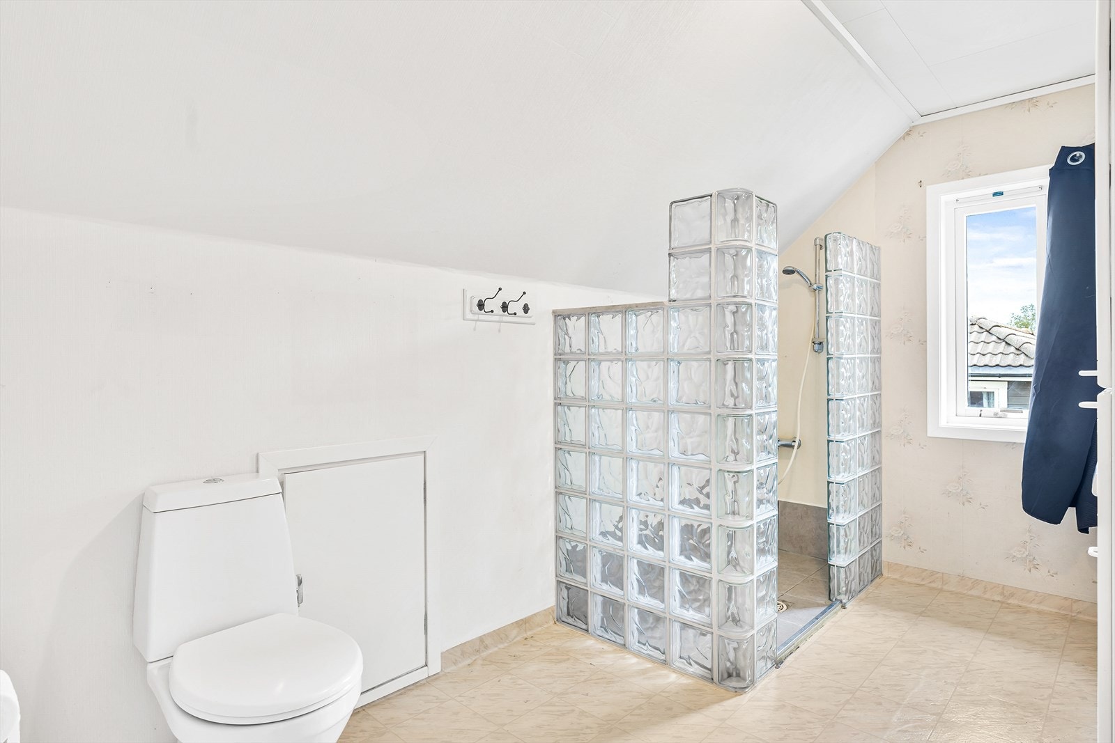 Bad i loftsetasje (dusj har ikke vært i bruk på mange år) Galleribilde