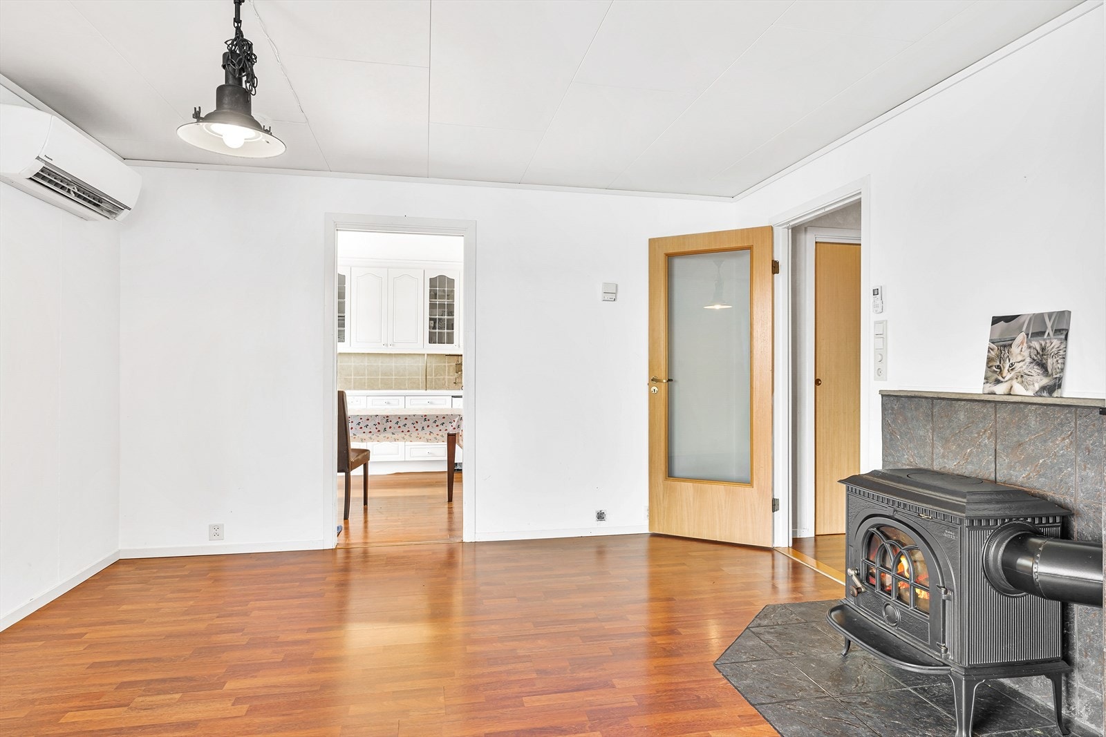 Stue har installert både vedovn og varmepumpe Galleribilde