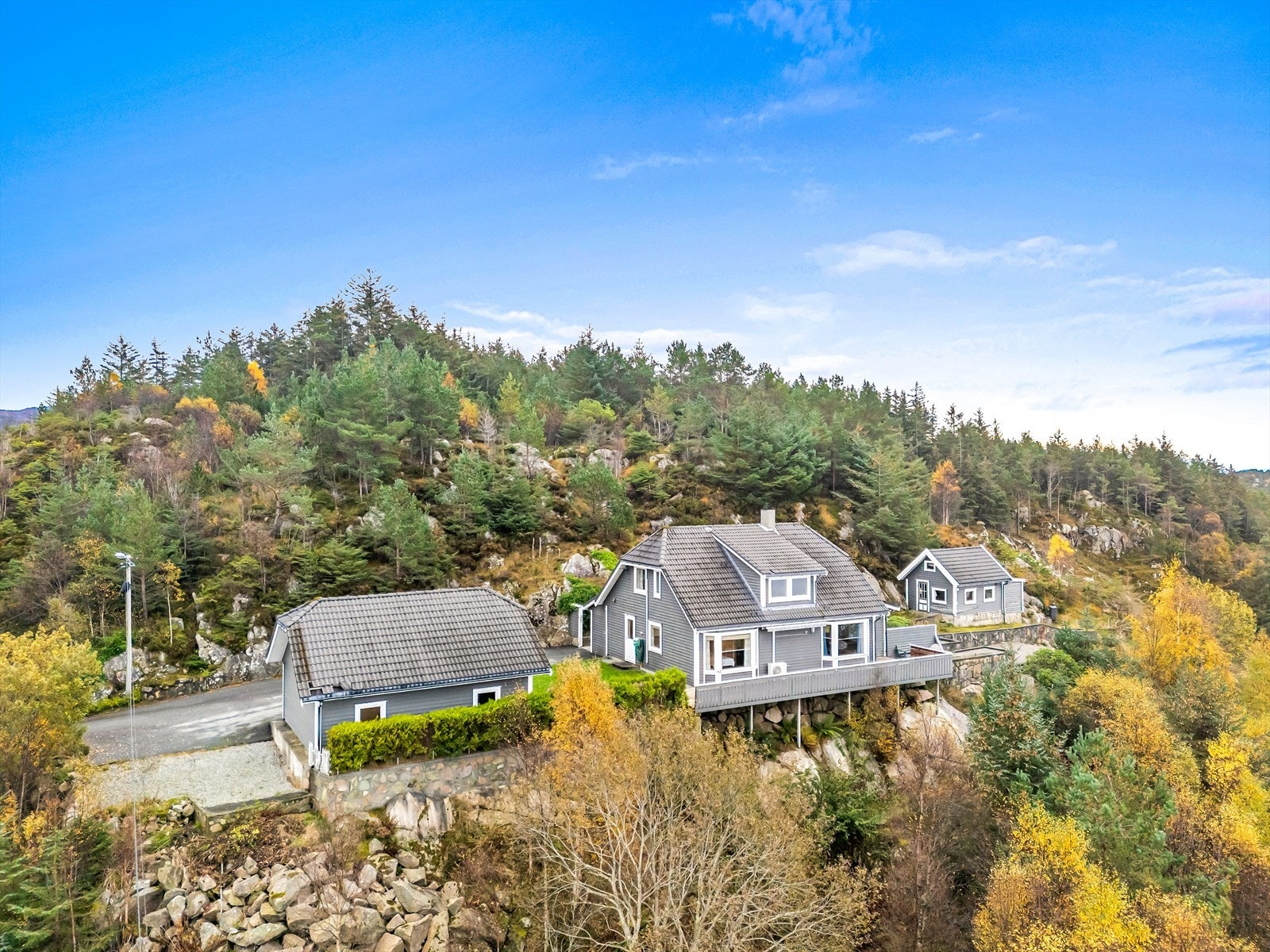 Vestvendt beliggenhet med meget gode solforhold. Automatisk markise montert mellom vindu i front. Galleribilde