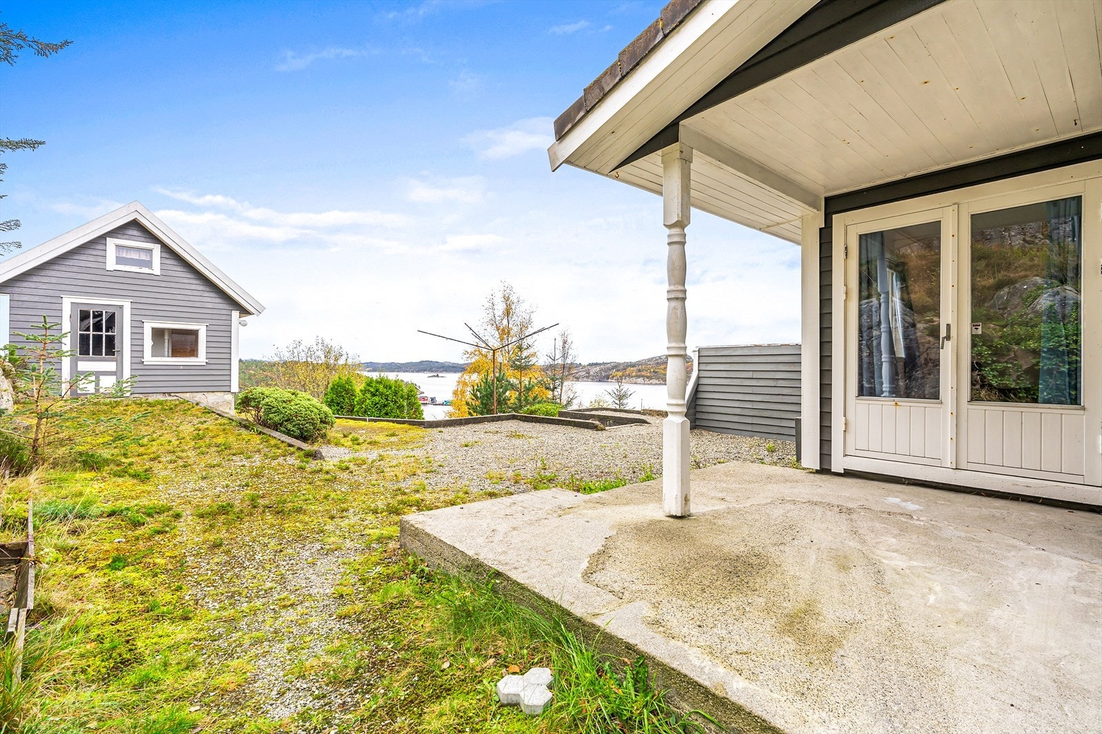 Overbygd uteplass godt i le for vær og vind Galleribilde