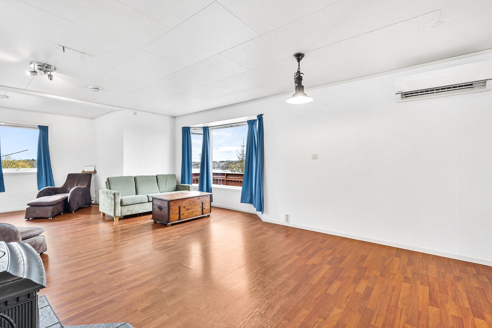 Stue har gode muligheter for flere sittegrupper Galleribilde