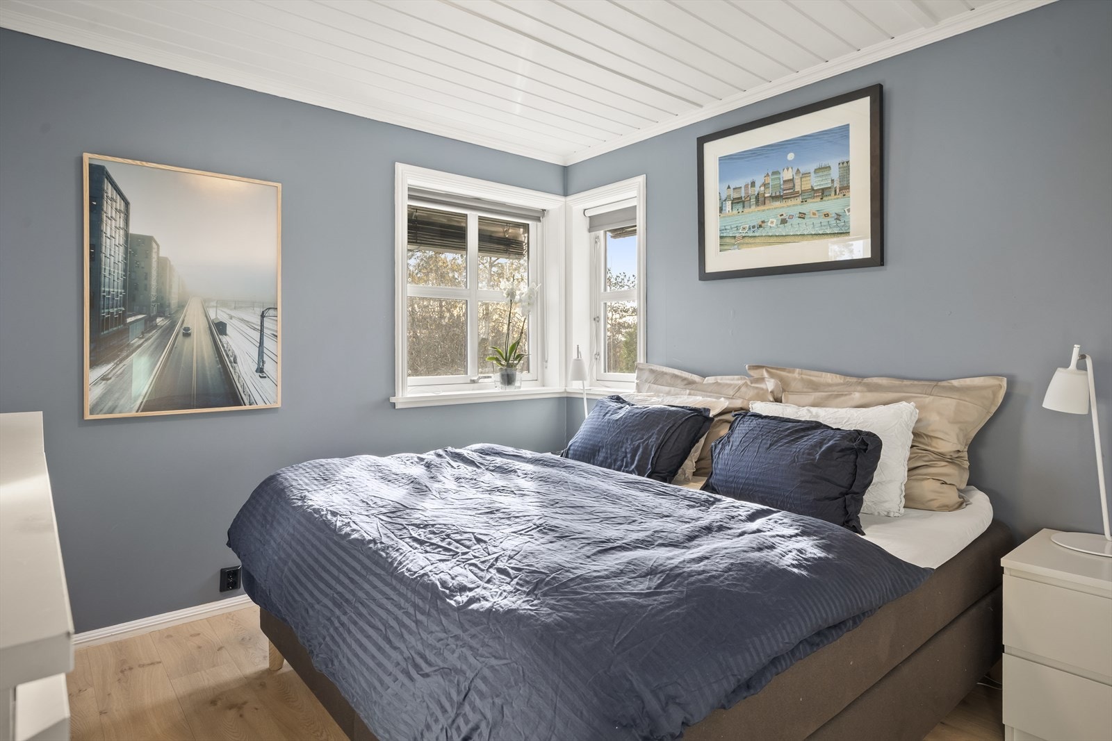 Romslig soverom med utgang til terrasse Galleribilde