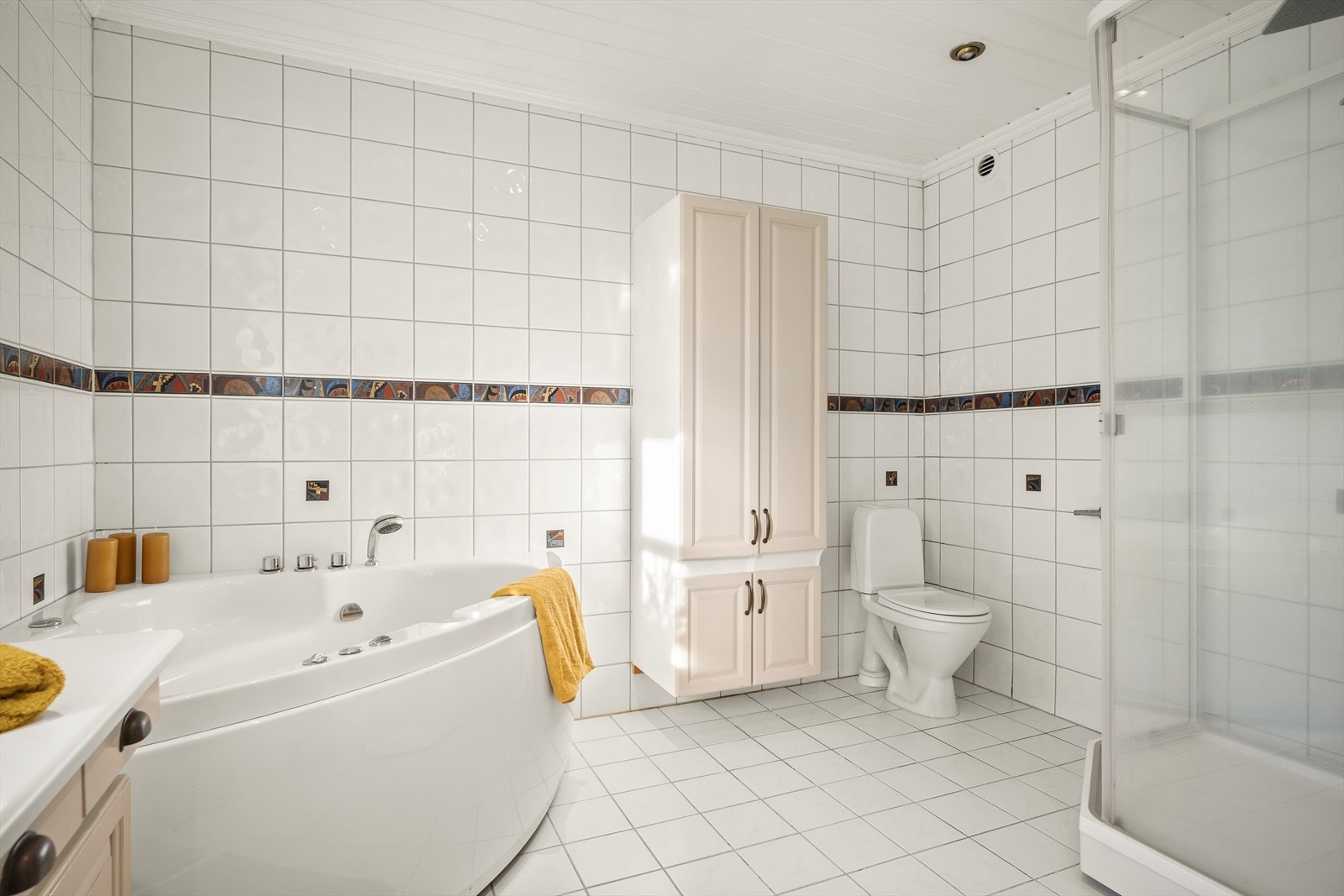 Stort baderom med boblebadekar og dusj Galleribilde