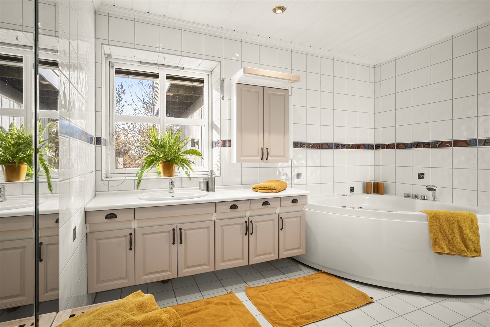 Stort baderom med boblebadekar og dusj Galleribilde