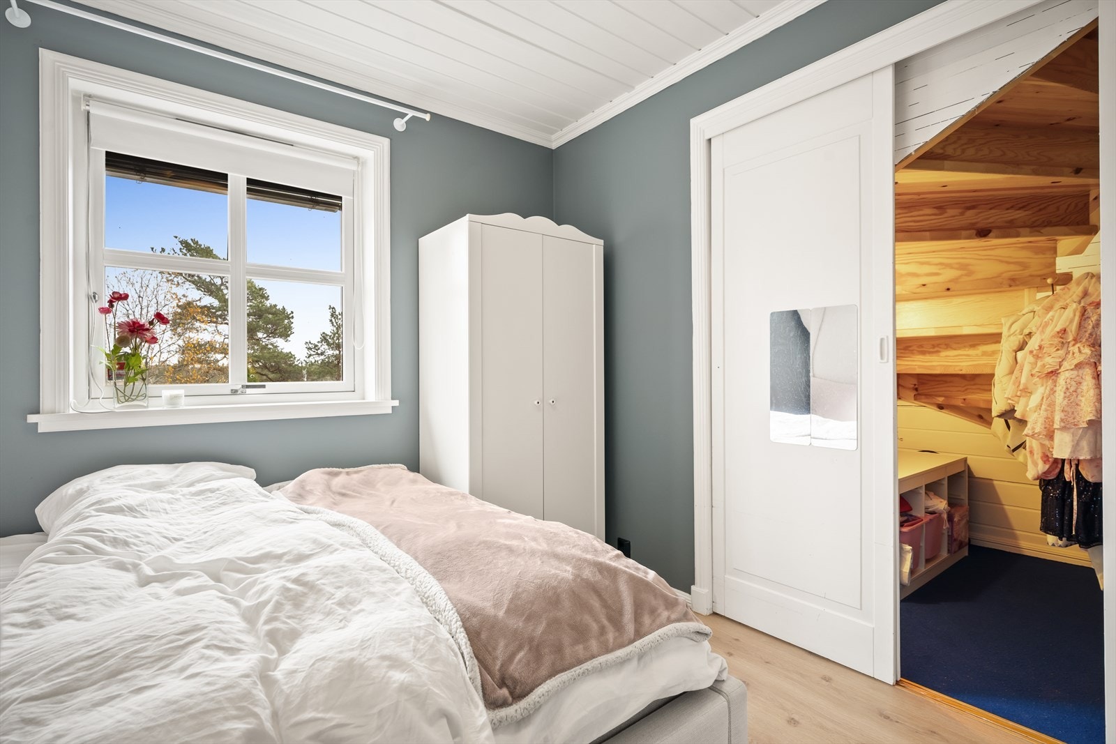 Romslig soverom med walk-in avdeling Galleribilde