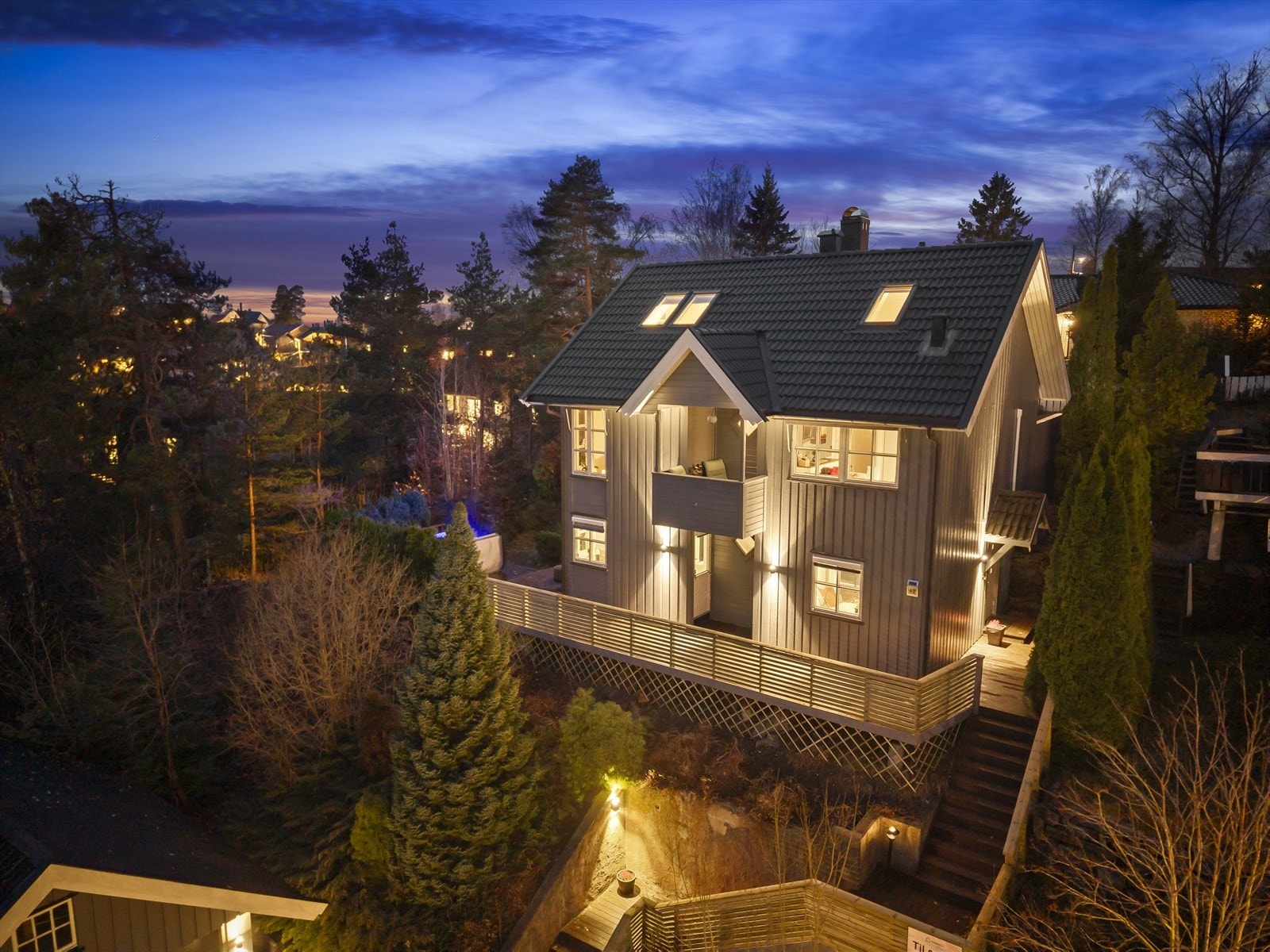 Dronefoto - luftig og fri beliggenhet med usjenerte terrasser Galleribilde