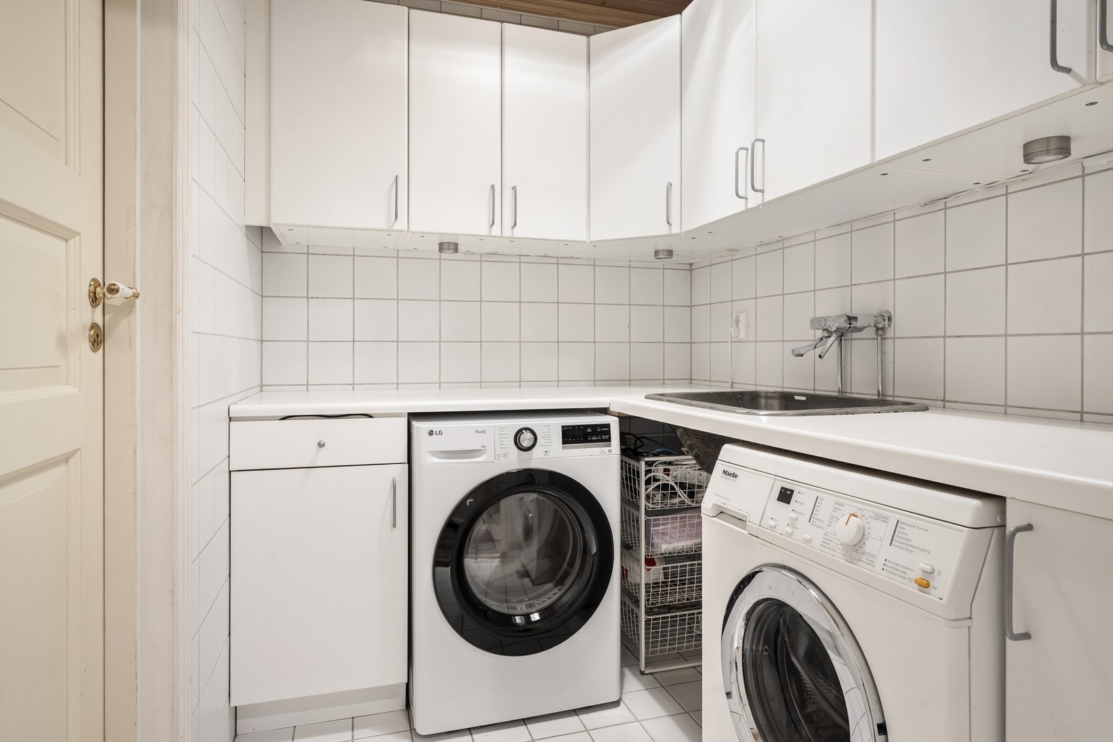 Vaskerom med innredning rett ved inngangen Galleribilde