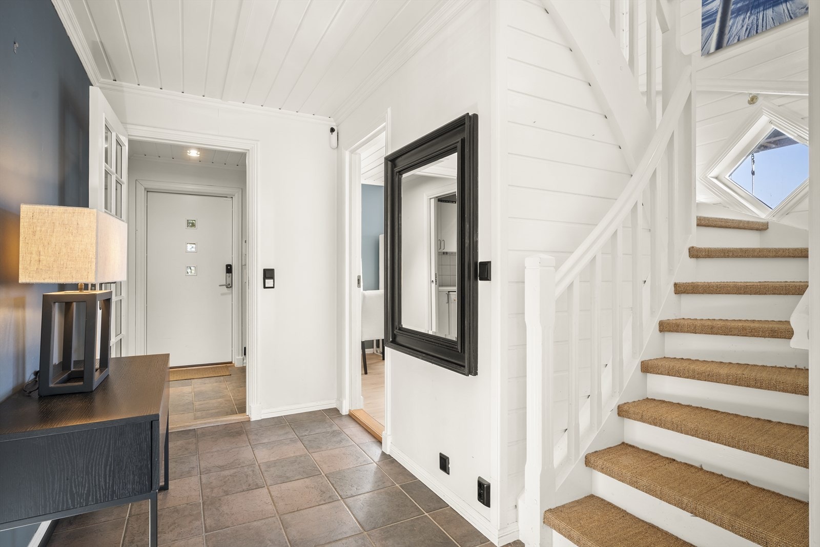 Trapp opp til stue og kjøkken Galleribilde