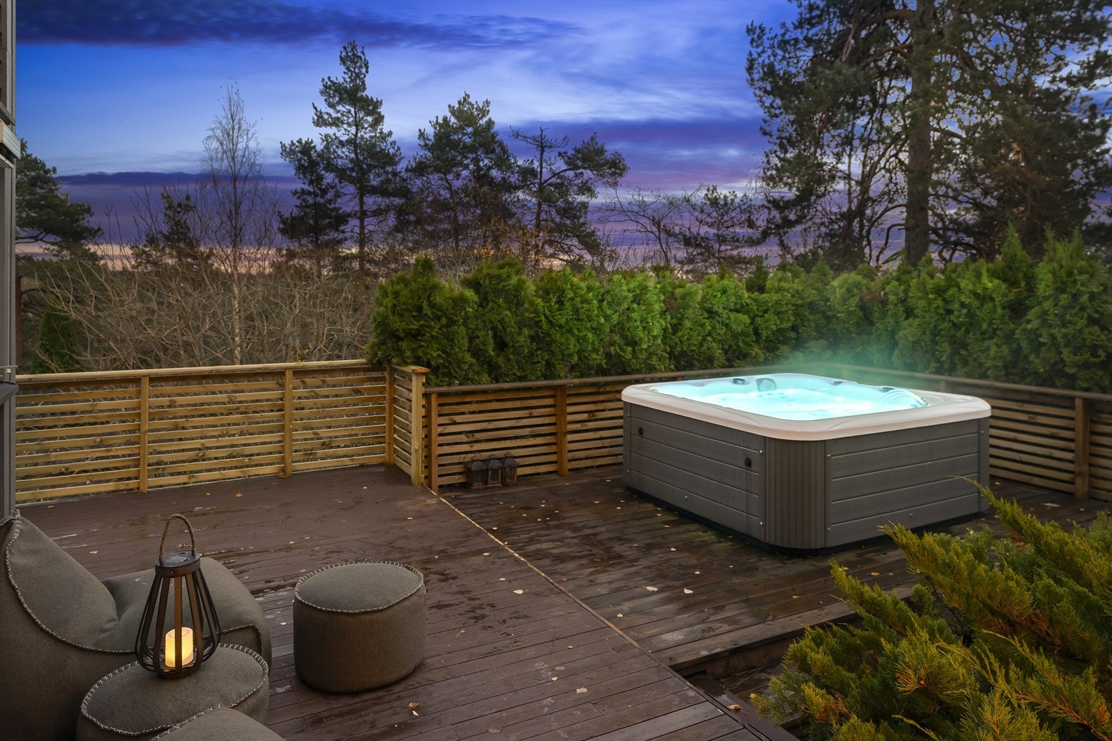 Sydvest-vendt terrasse på ca. 60 kvm med Jacuzzi fra 2023 Galleribilde