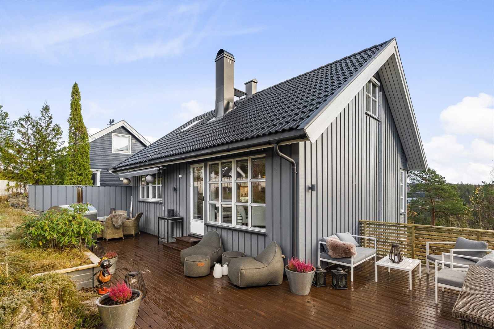 Hyggelig terrasse mot vest, bak huset Galleribilde