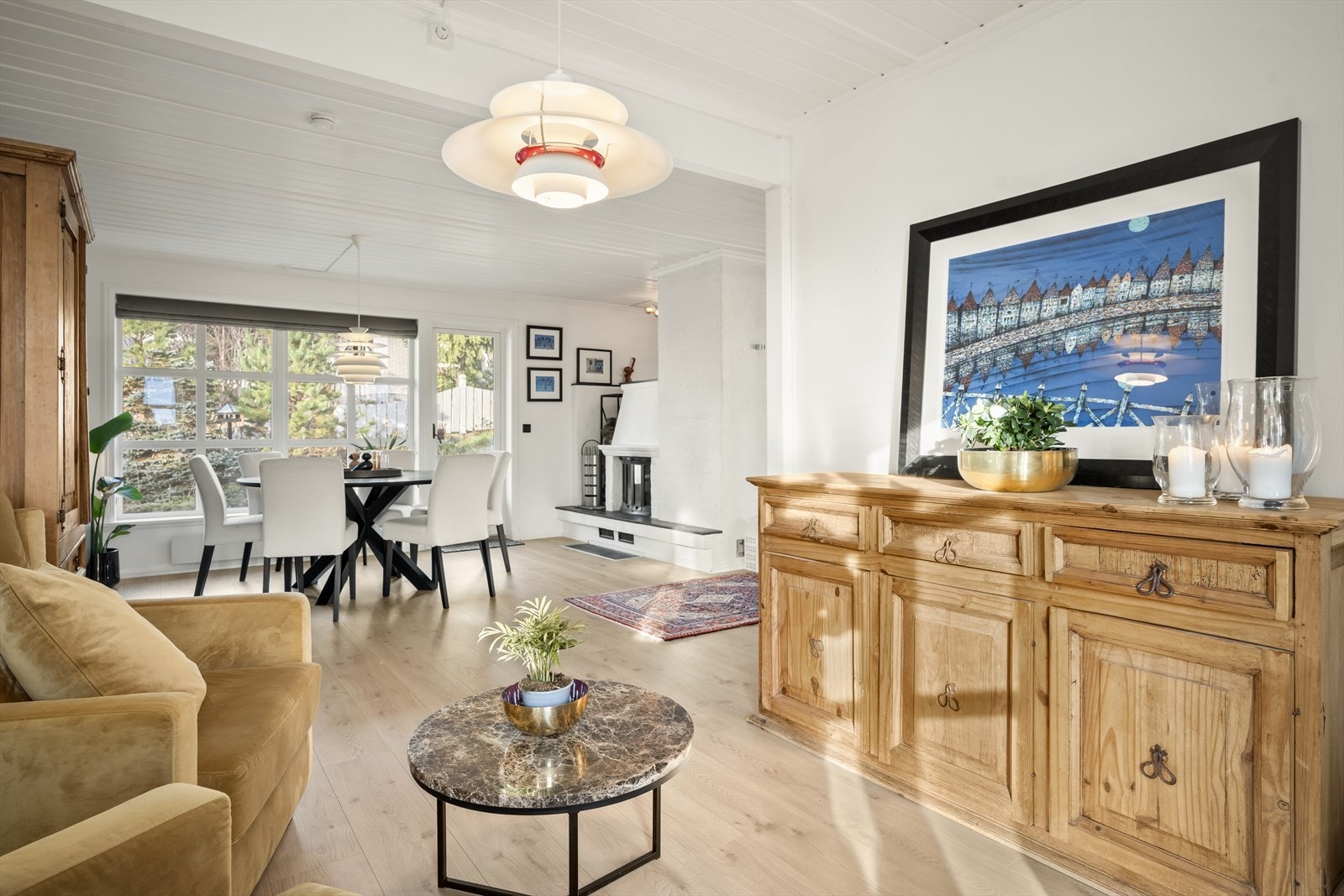 Åpen stue i flere avdelinger og utgang til terrassen mot vest bak huset Galleribilde