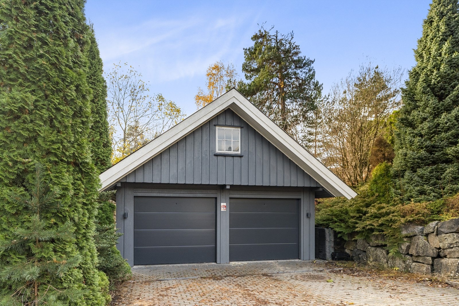 Dobbelgarasje med lagringsloft og 2 ladestasjoner Galleribilde