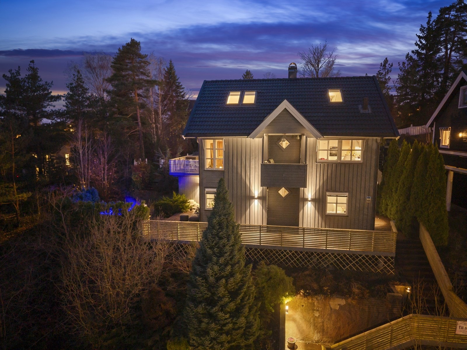 Dronefoto - luftig og fri beliggenhet med usjenerte terrasser Galleribilde