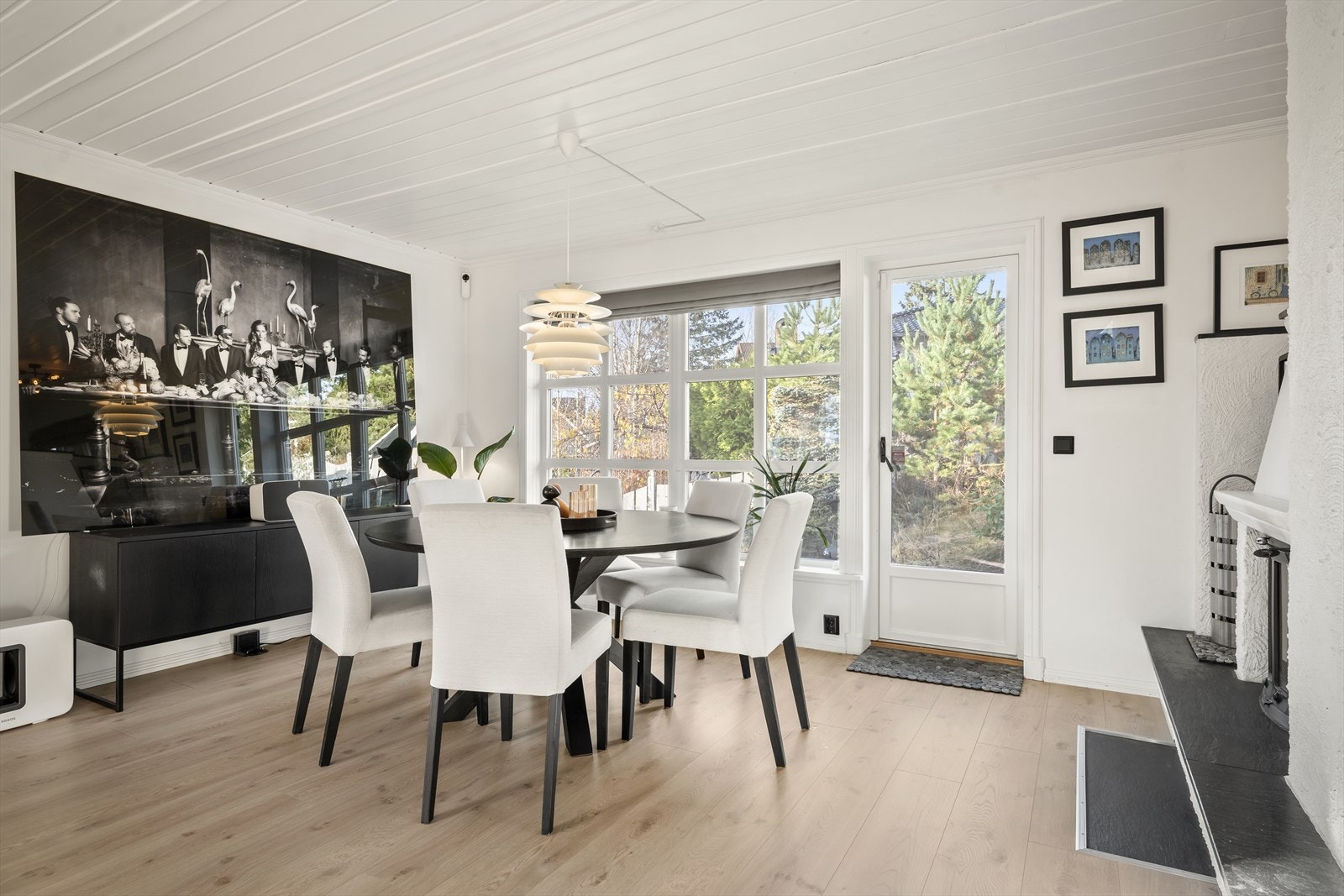 Åpen stue i flere avdelinger og utgang til terrassen mot vest bak huset Galleribilde