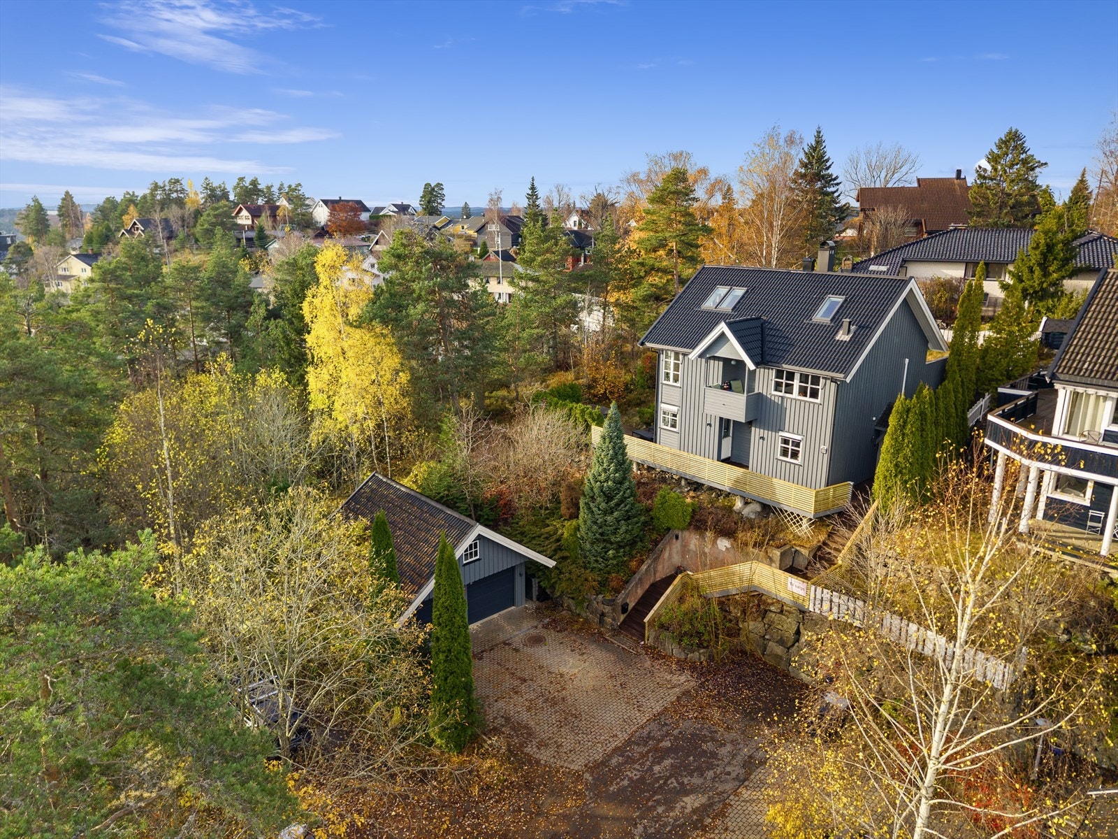 Usjenert og barnevennlig i en stille og rolig blindvei - et trygt og stabilt nabolag Galleribilde