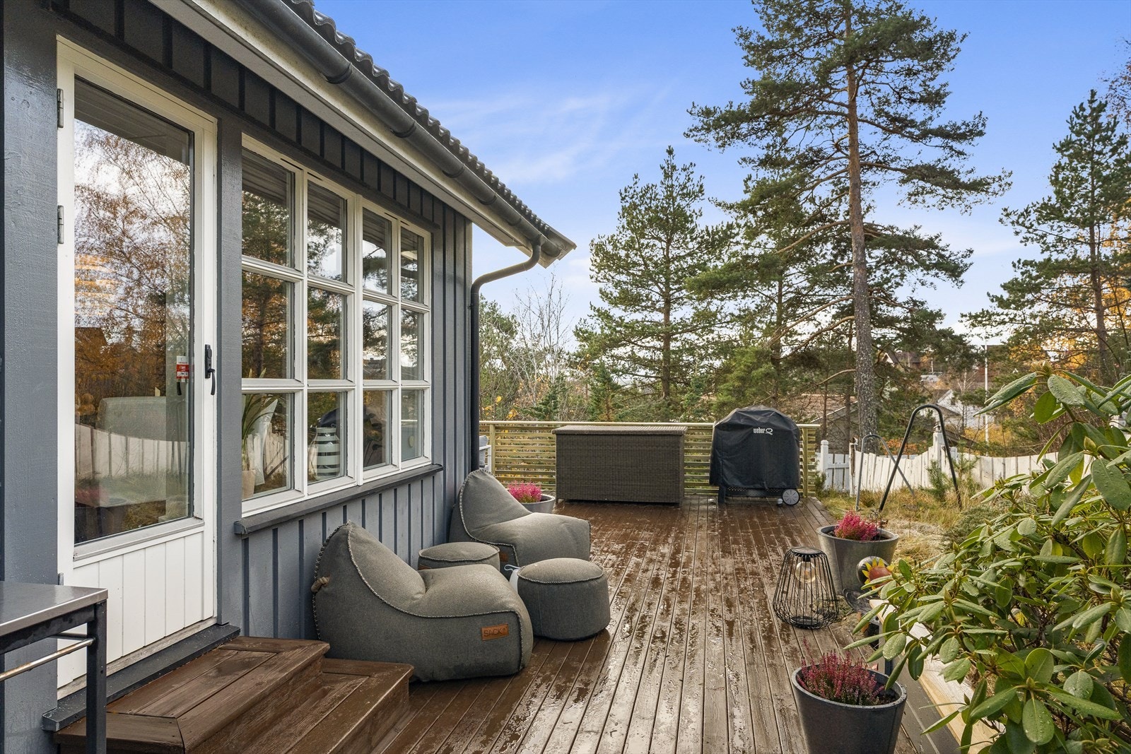 Utgang fra stue til sydvest-vendt terrasse på ca. 43 kvm Galleribilde